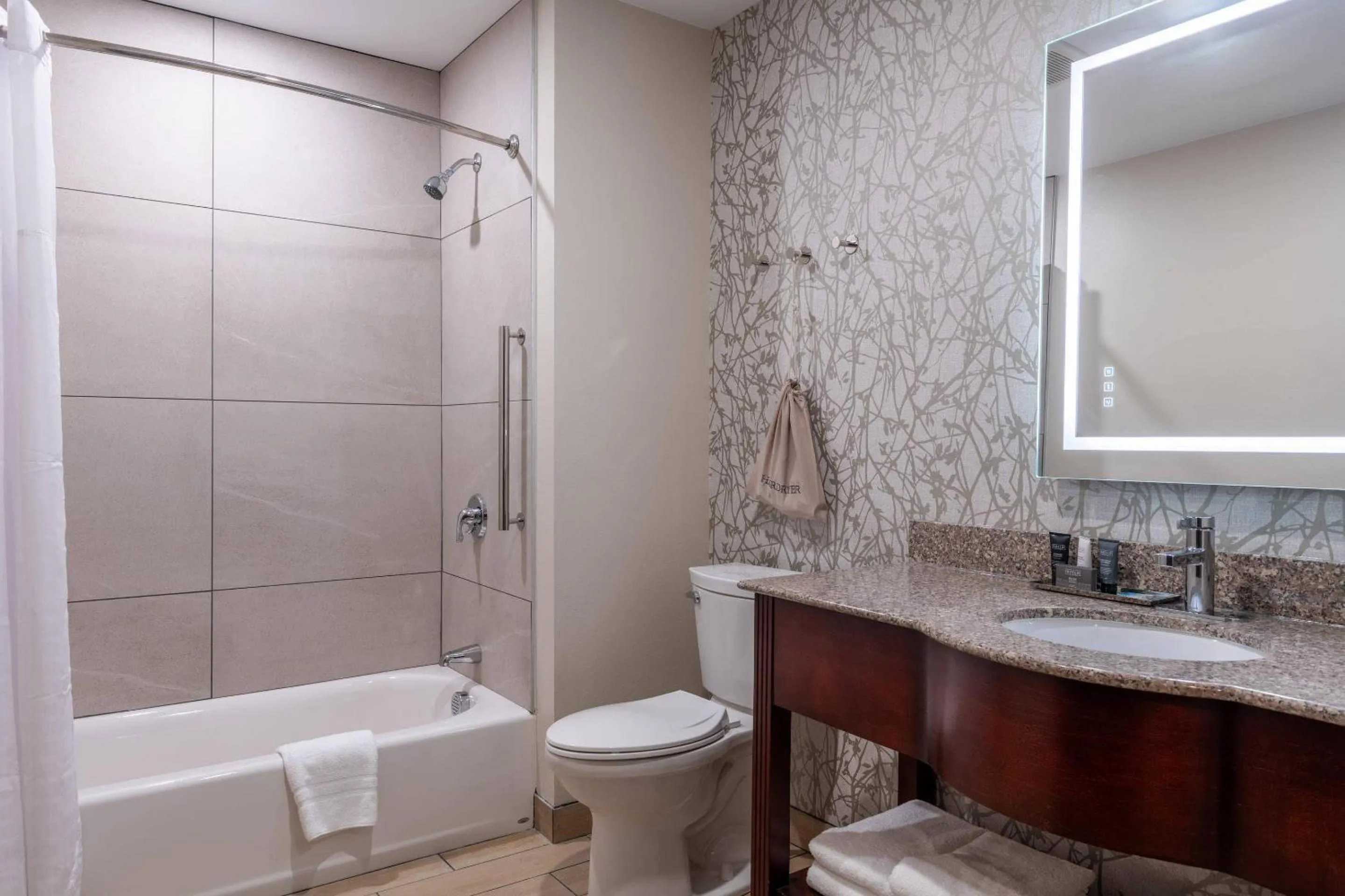 Bedroom in The Chandler Inn Bethlehem - Littleton, an Ascend Collection Hotel