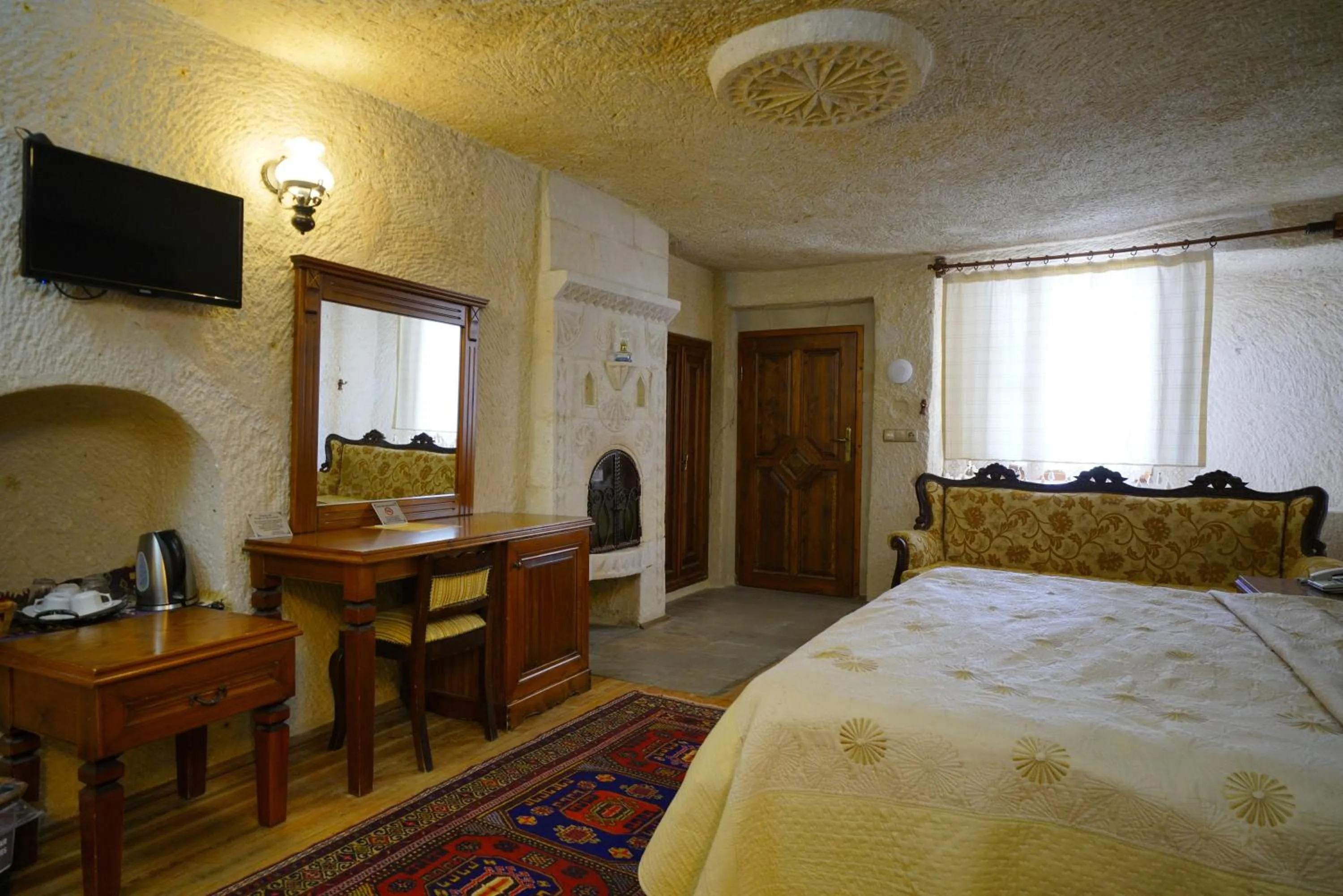 Photo of the whole room, Bed in Vezir Cave Suites