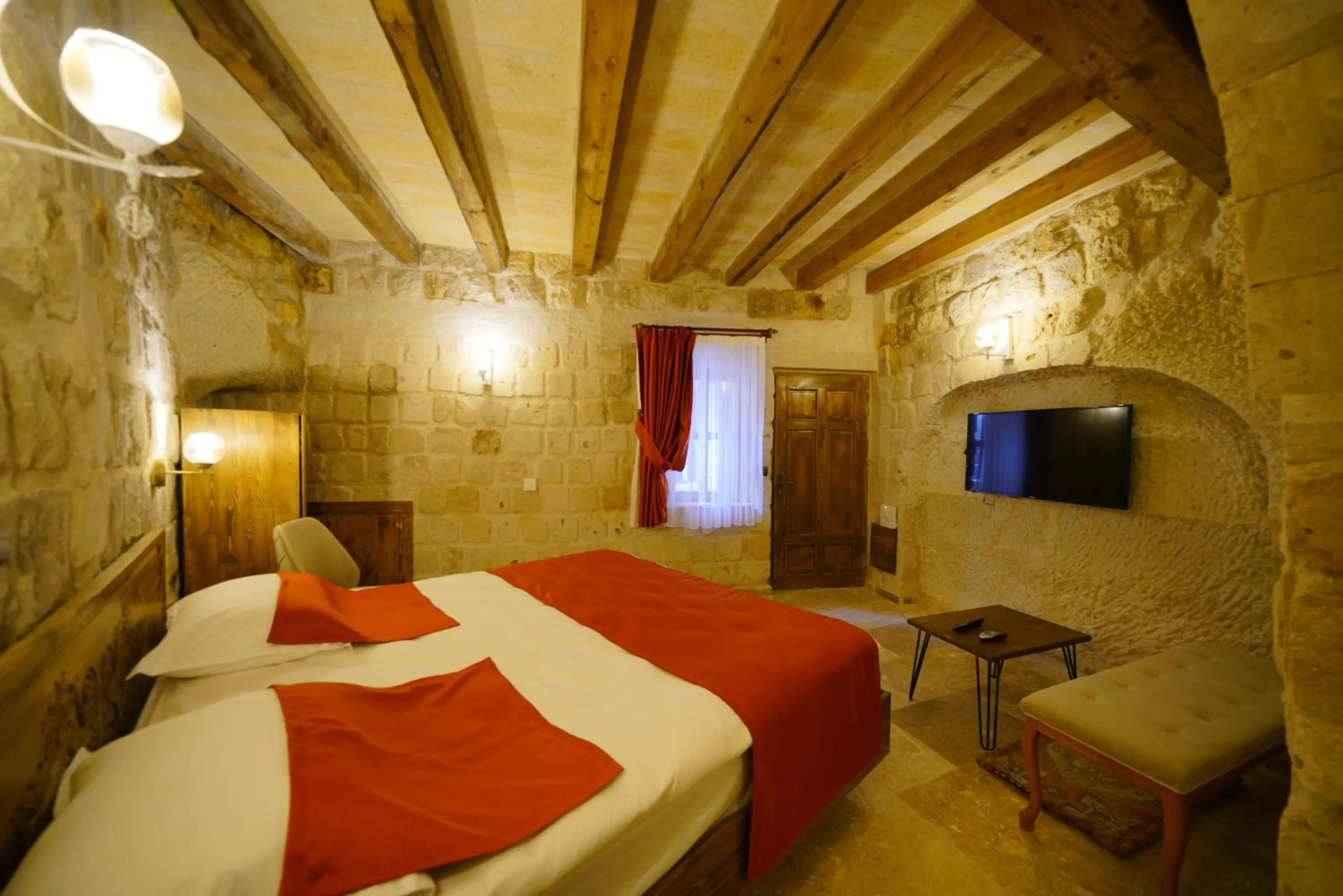 Photo of the whole room, Bed in Vezir Cave Suites
