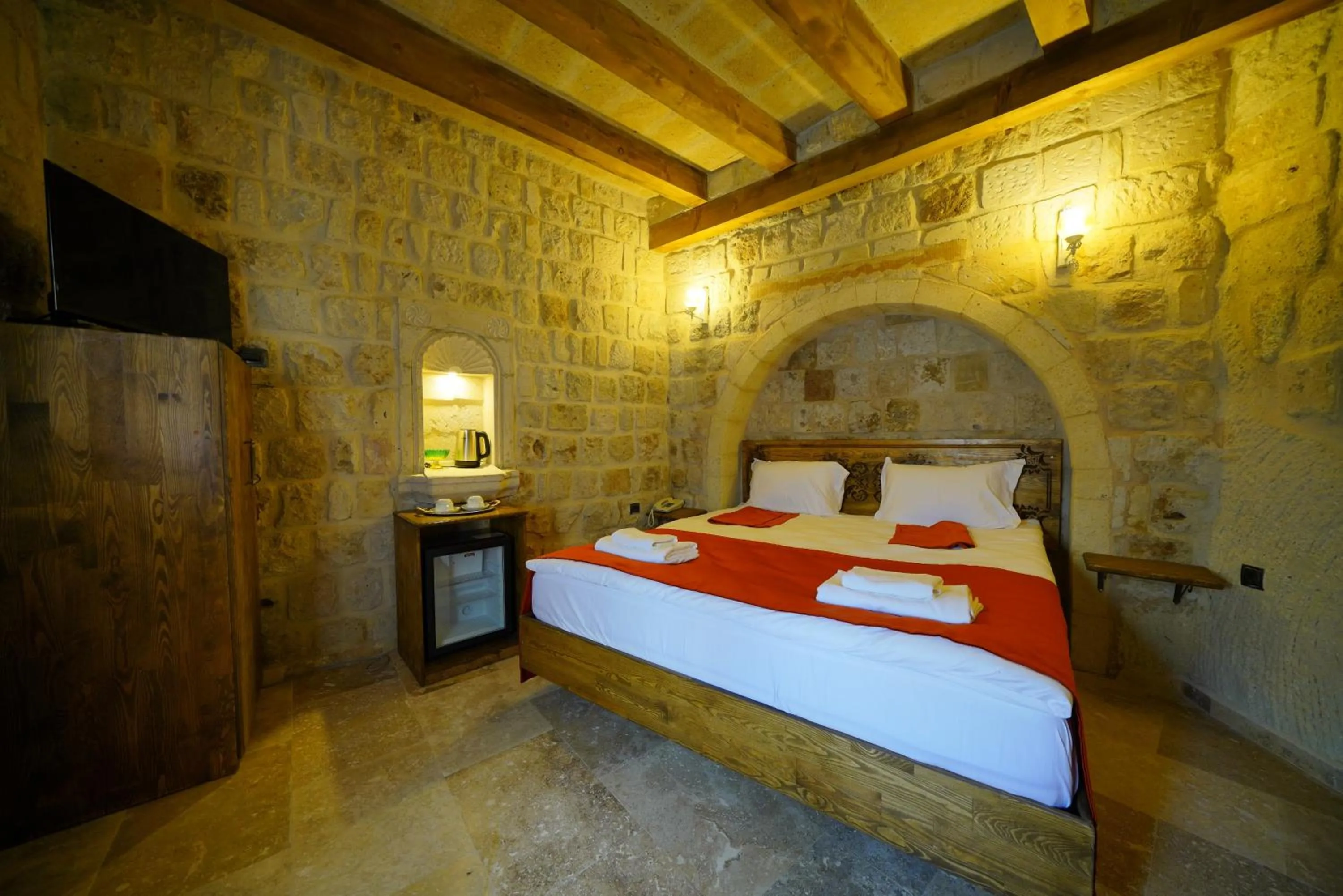 Photo of the whole room, Bed in Vezir Cave Suites