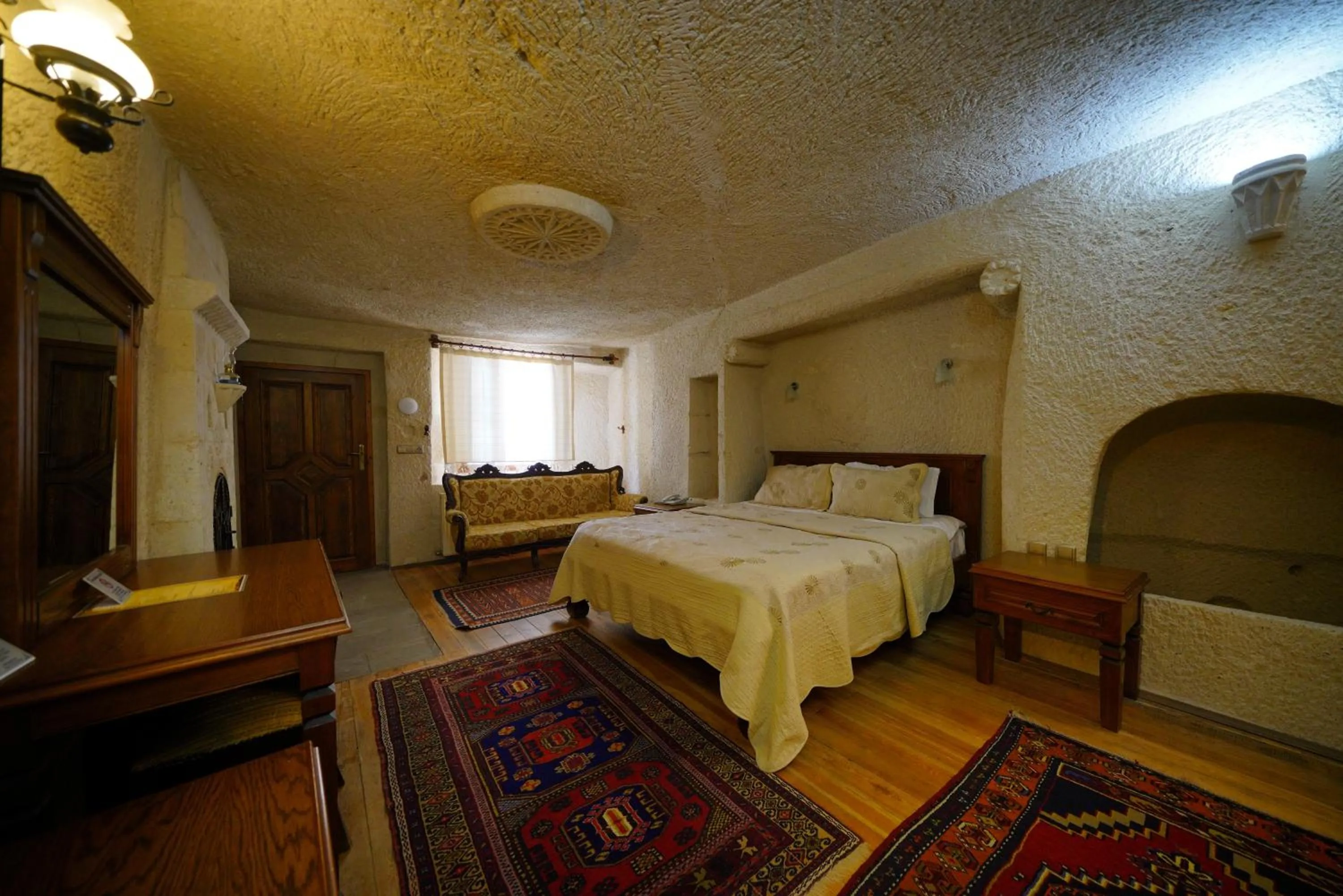 Photo of the whole room, Bed in Vezir Cave Suites
