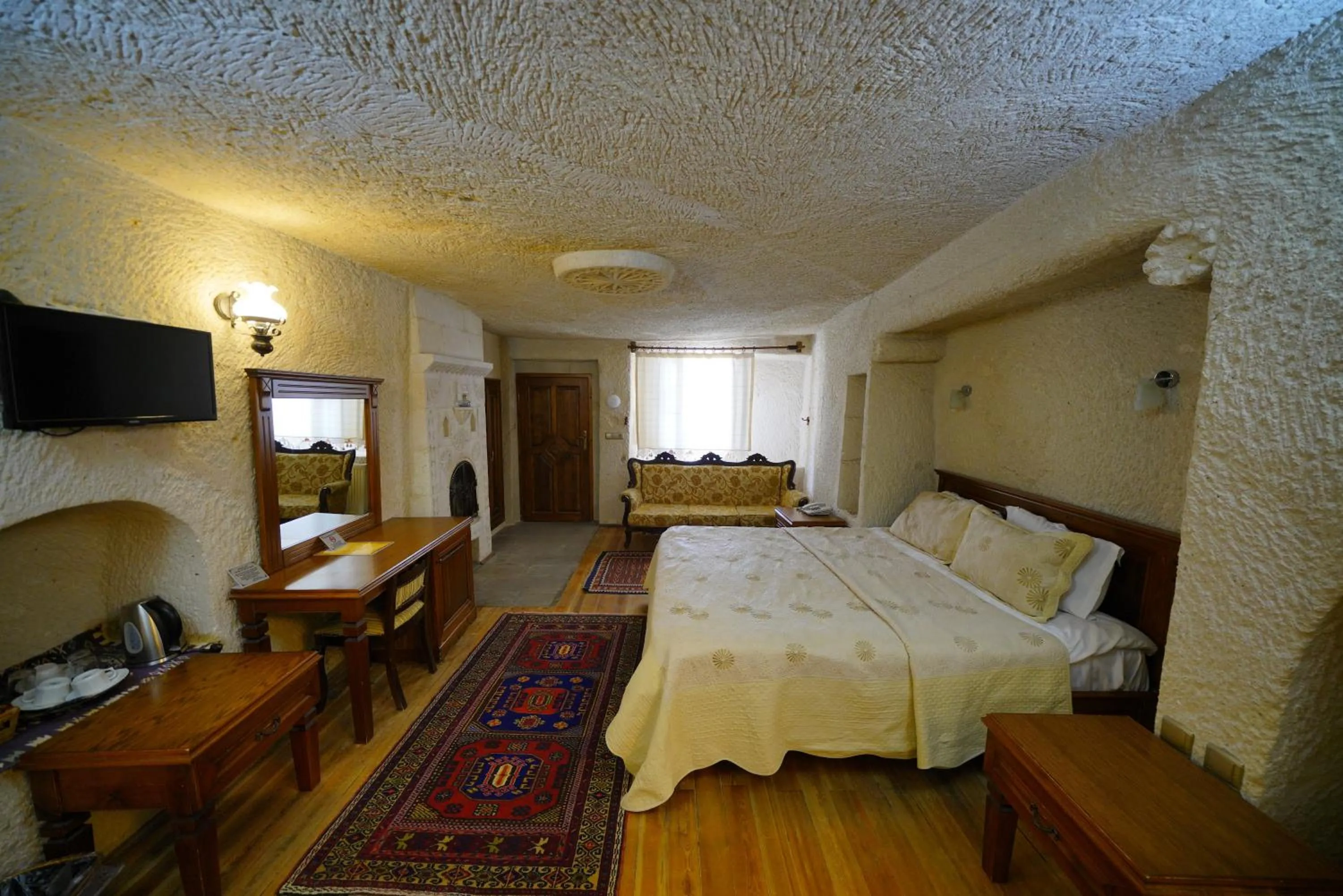 Photo of the whole room, Bed in Vezir Cave Suites