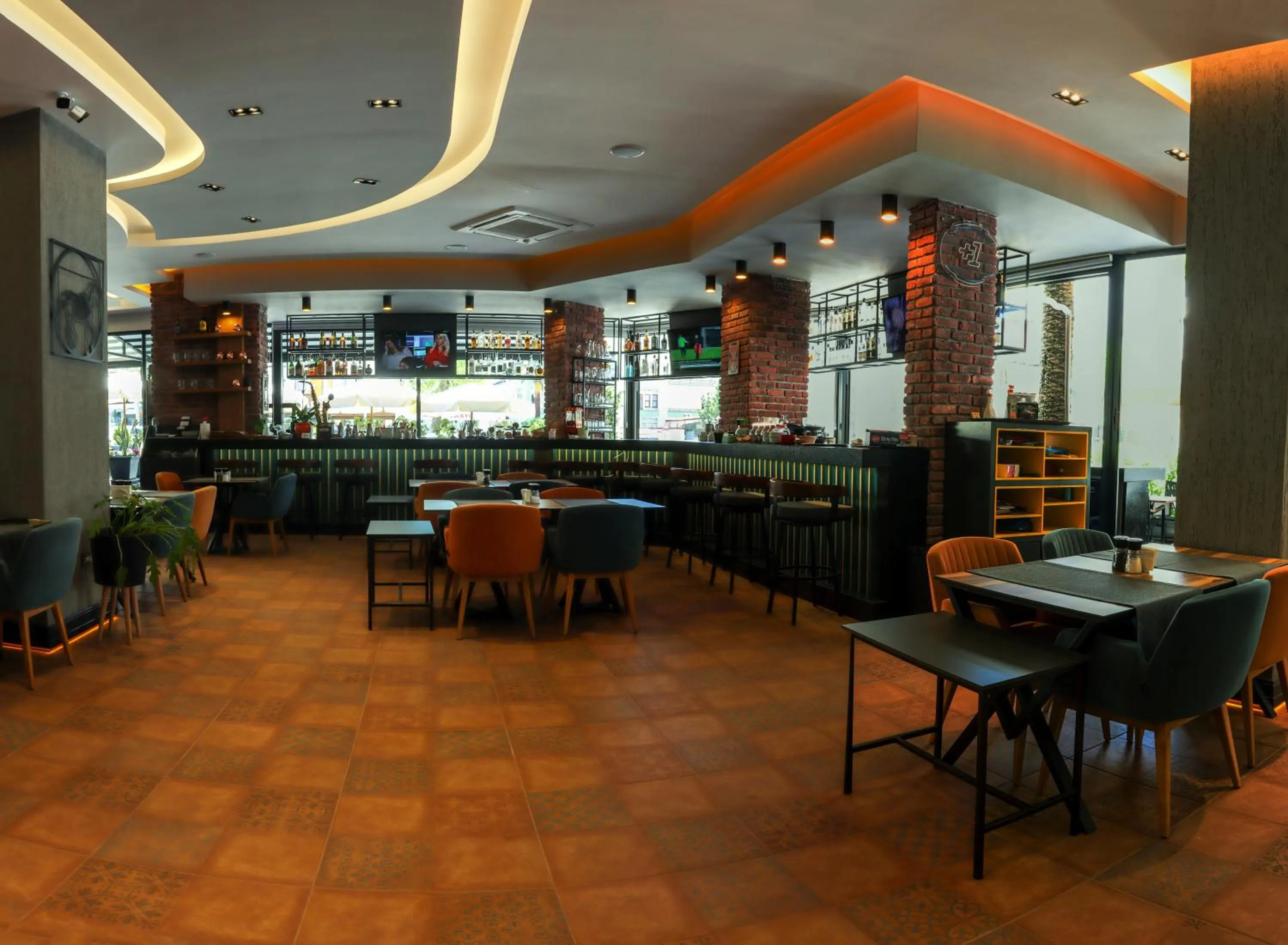 Restaurant/places to eat in May Flower Apart Hotel