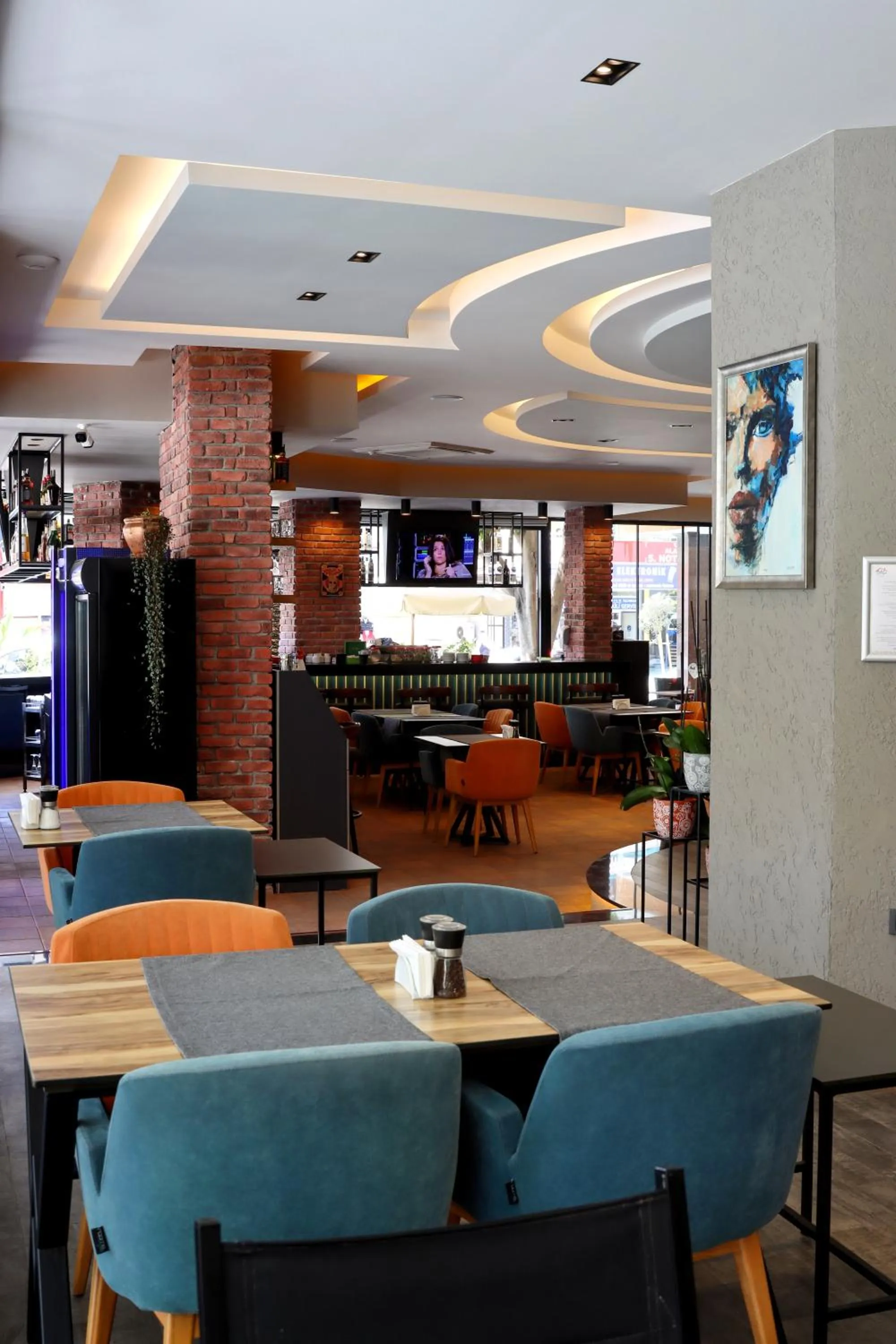 Restaurant/places to eat in May Flower Apart Hotel