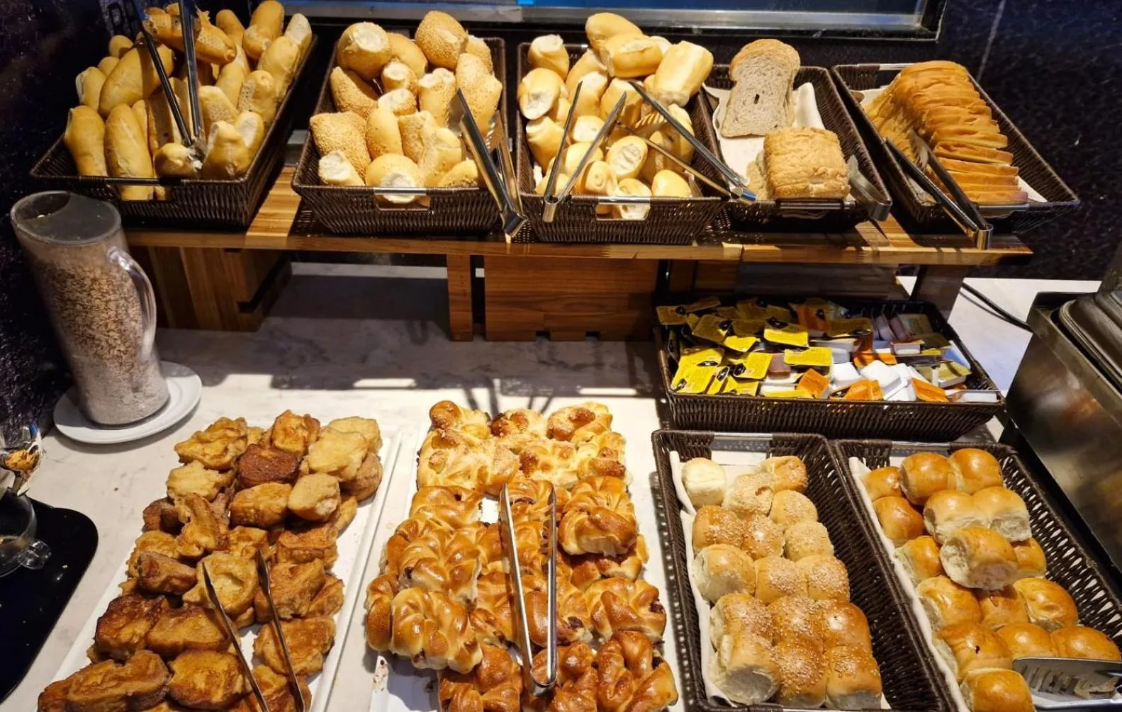 Restaurant/places to eat in Royal Regency Palace Hotel