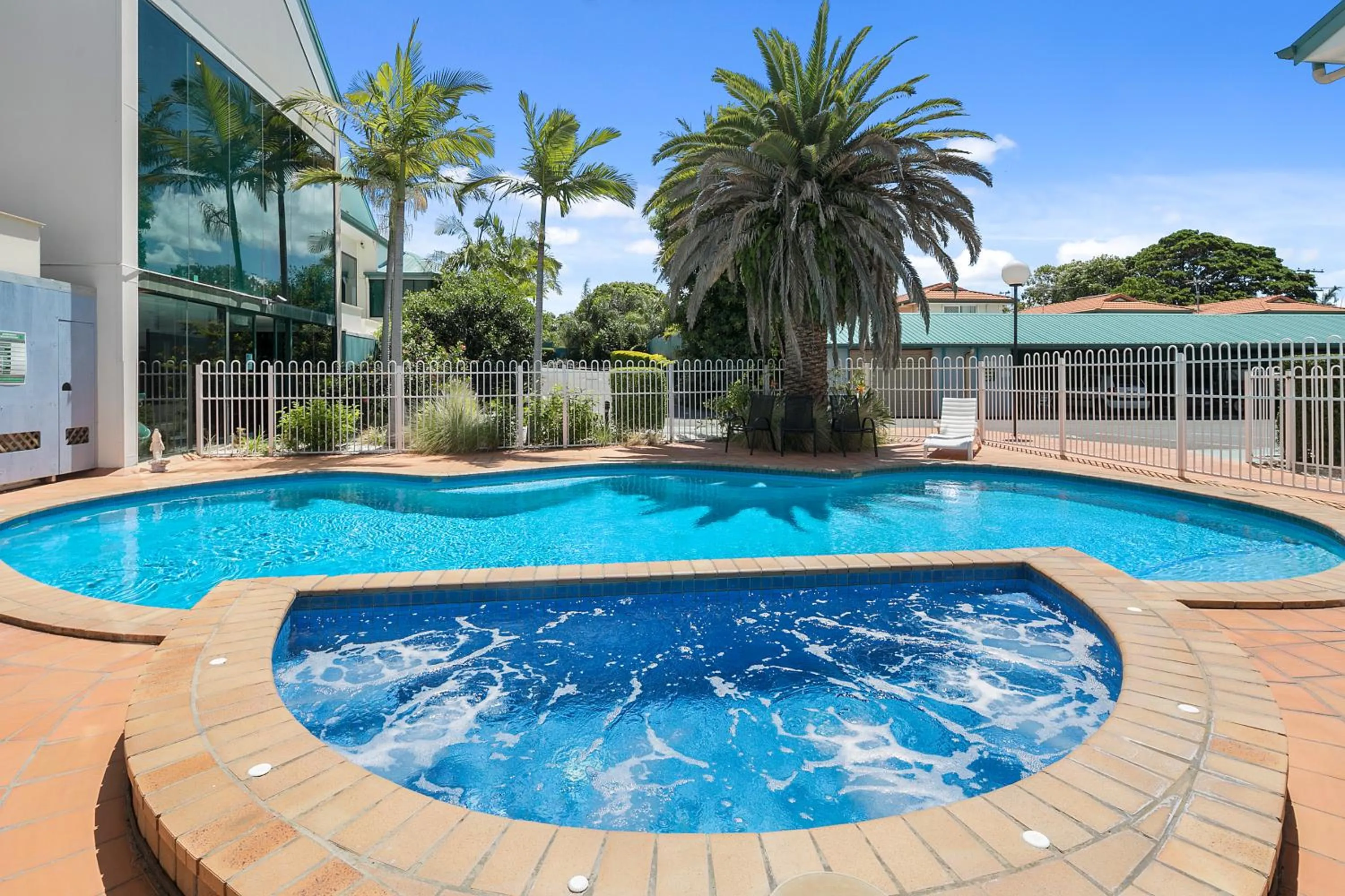 Swimming pool in Comfort Hotel Pacific Cleveland