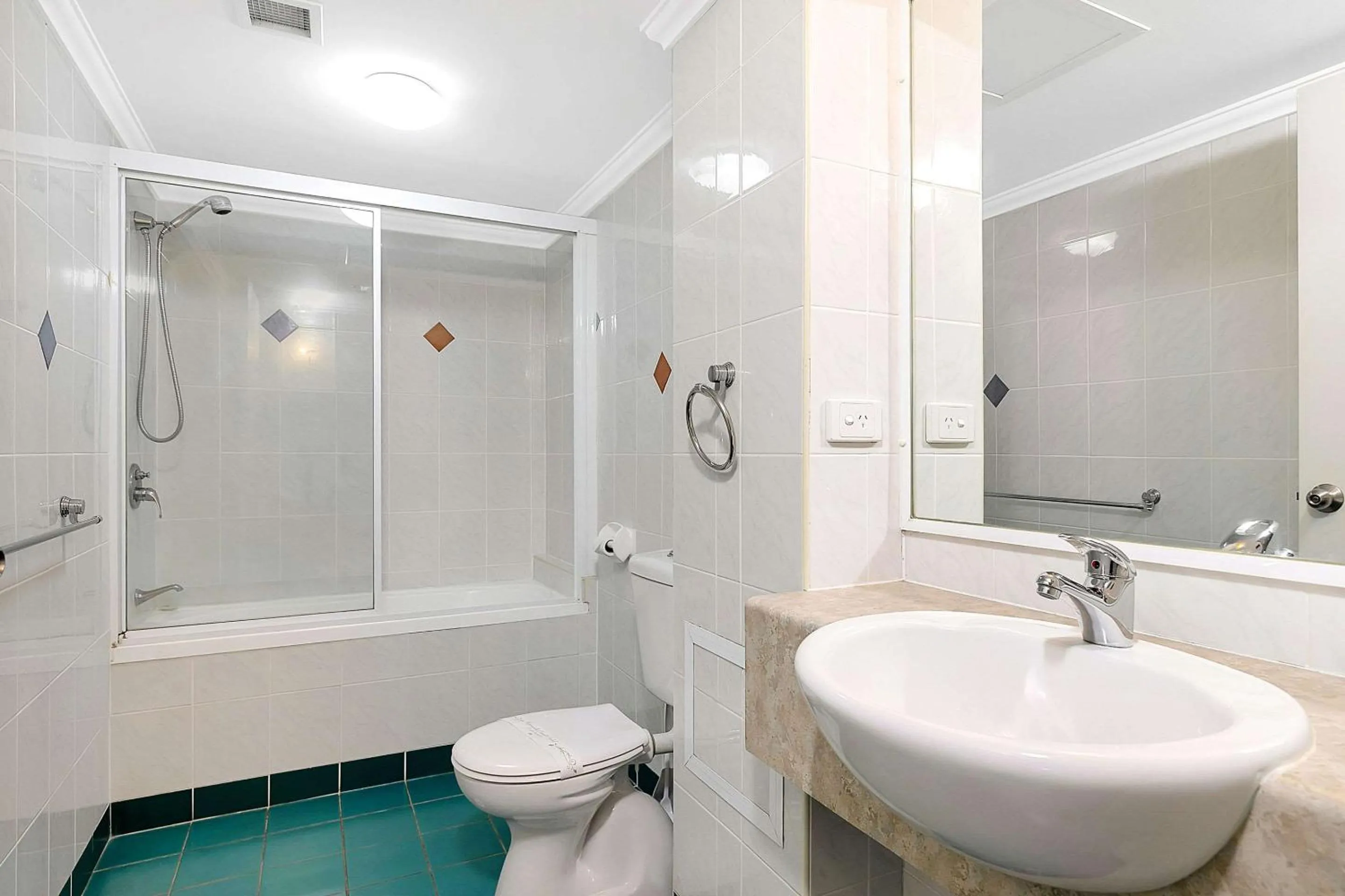 Bedroom in Comfort Hotel Pacific Cleveland