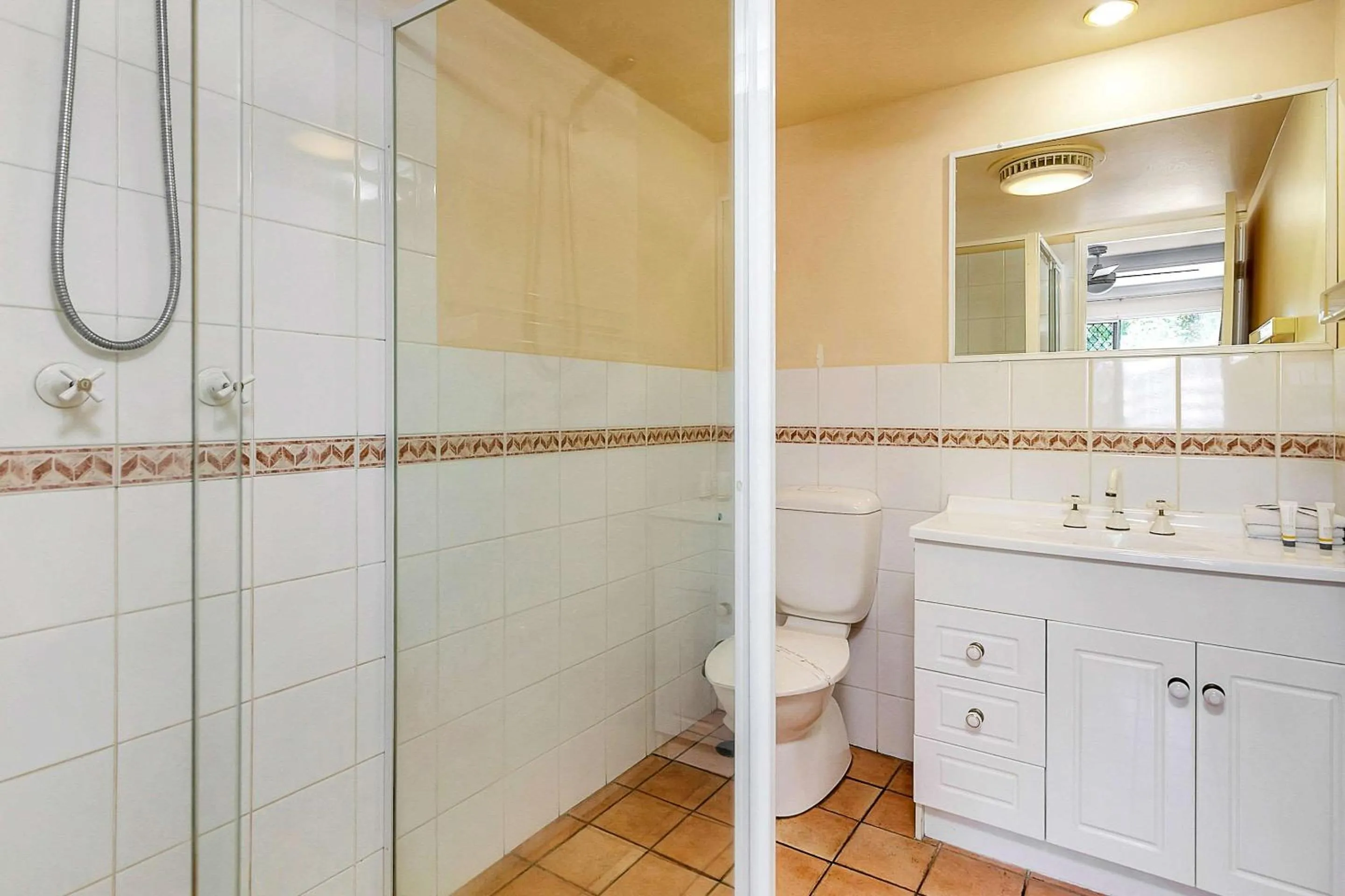 Bedroom in Comfort Hotel Pacific Cleveland