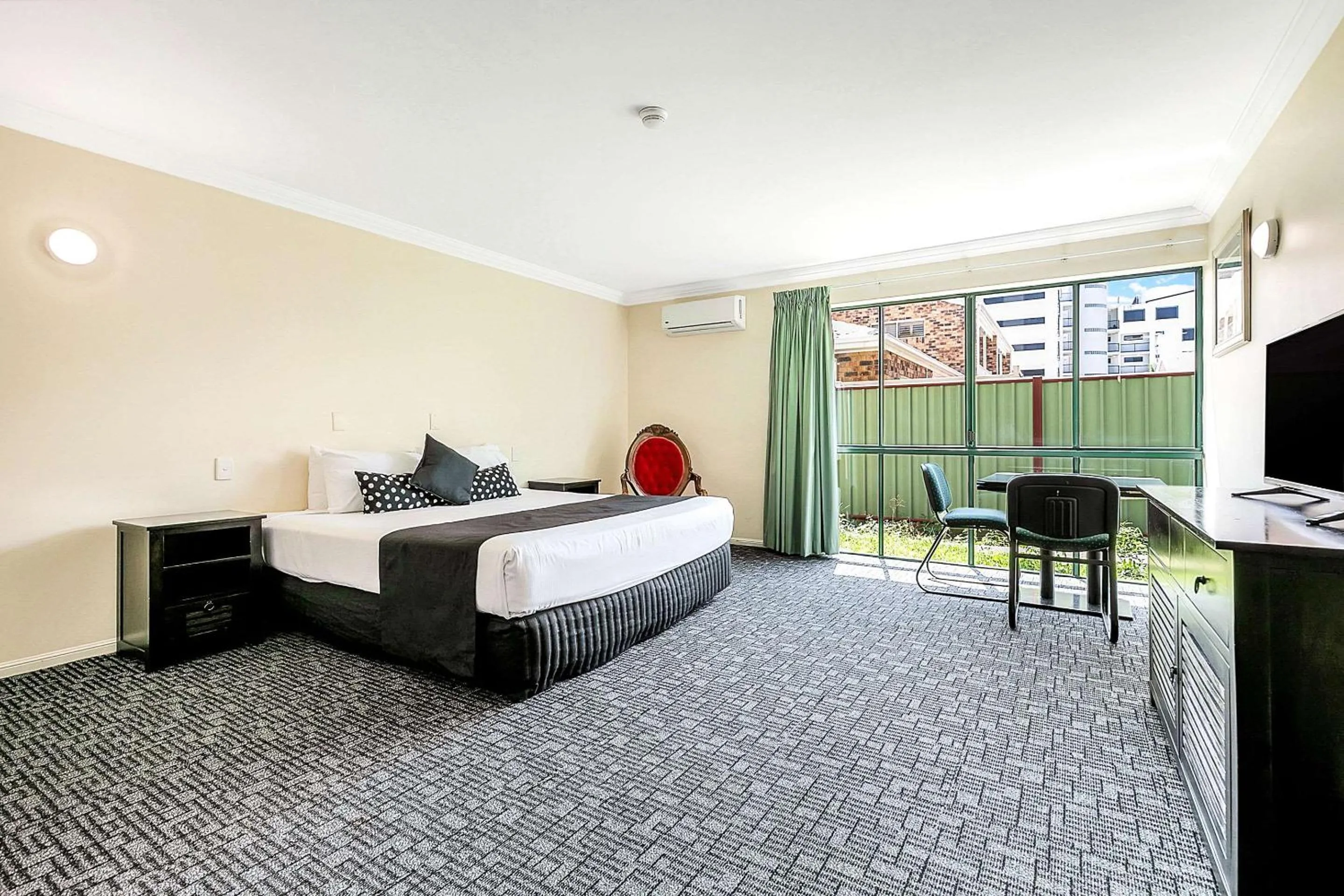 Photo of the whole room, Bed in Comfort Hotel Pacific Cleveland