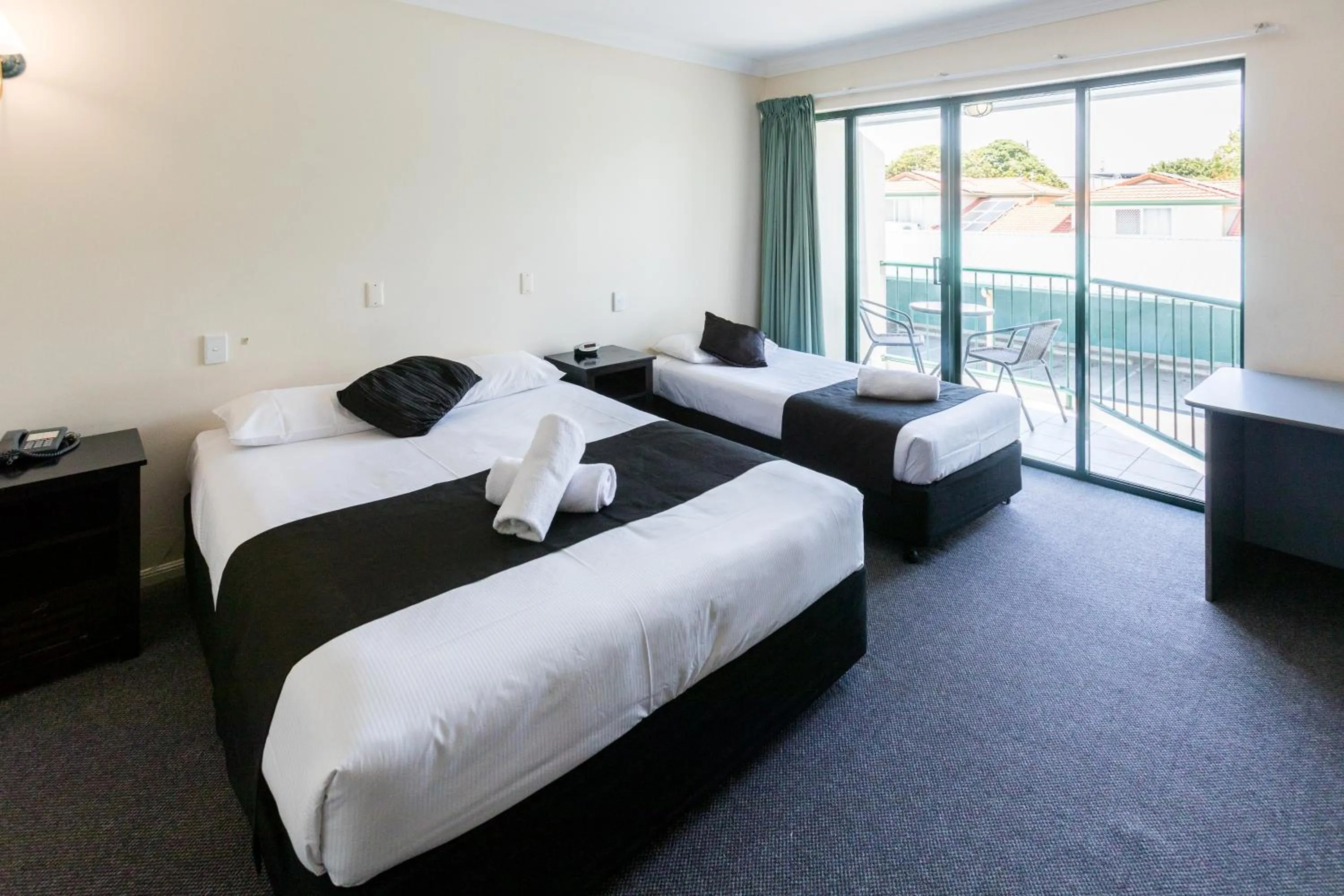 Bed in Comfort Hotel Pacific Cleveland