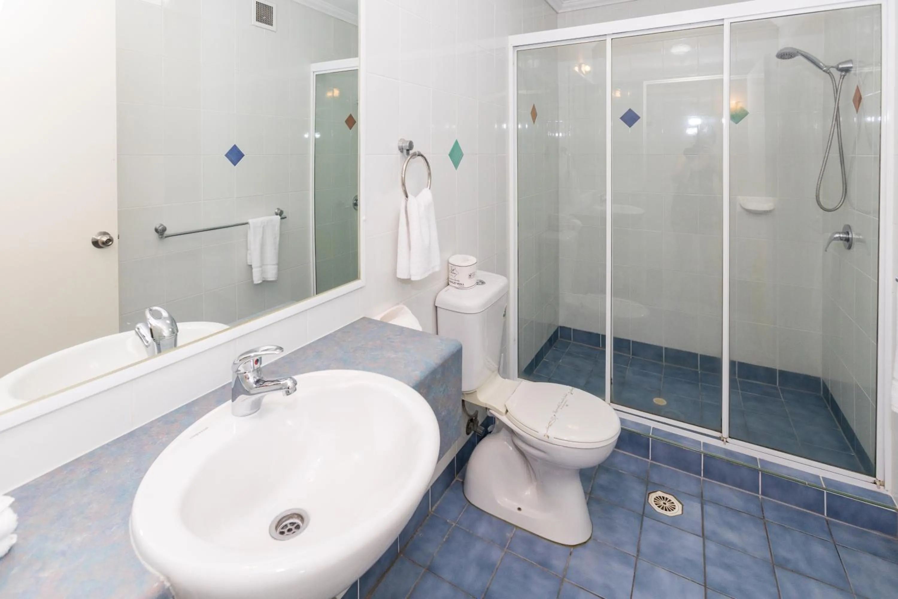 Shower in Comfort Hotel Pacific Cleveland