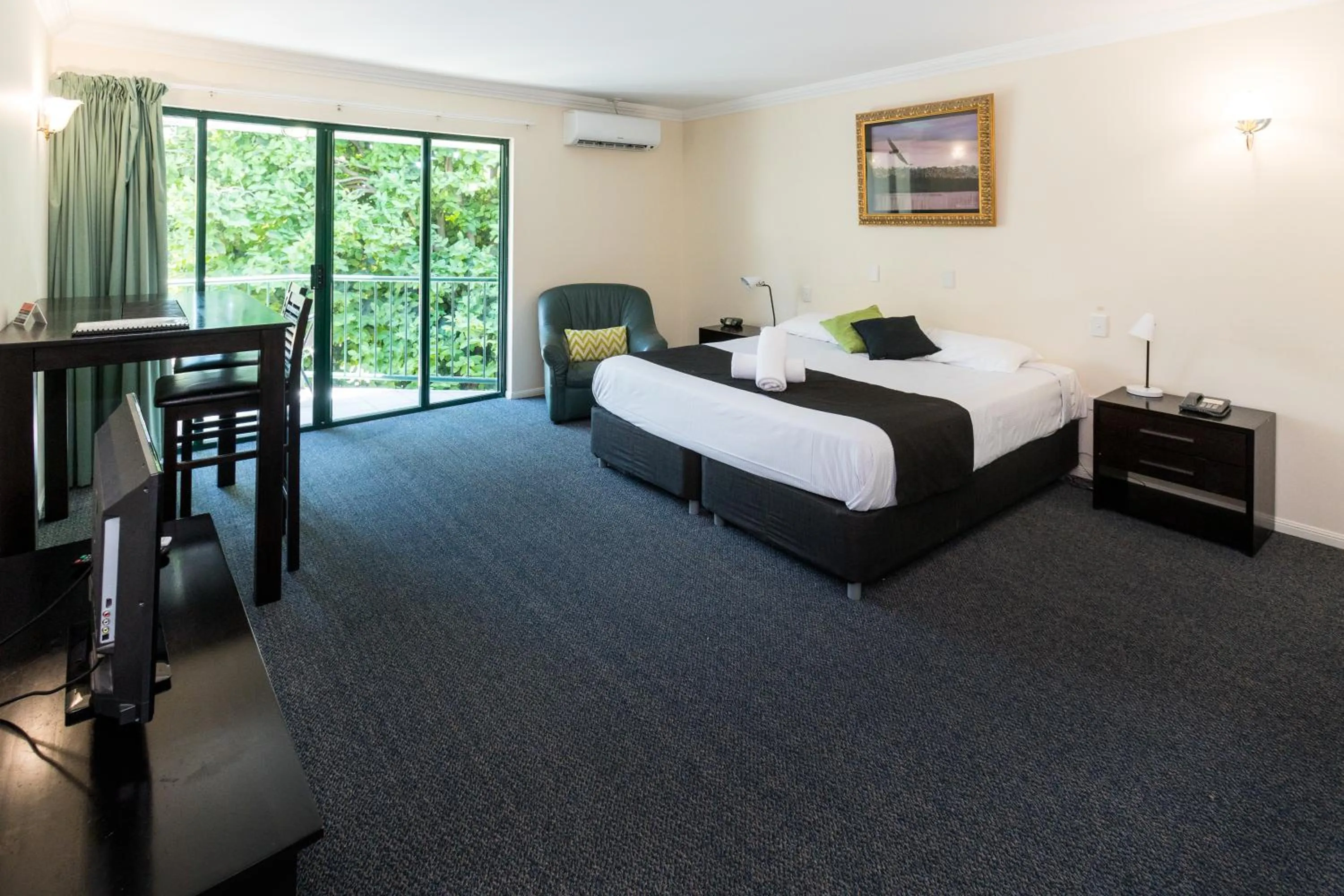 Photo of the whole room, Bed in Comfort Hotel Pacific Cleveland