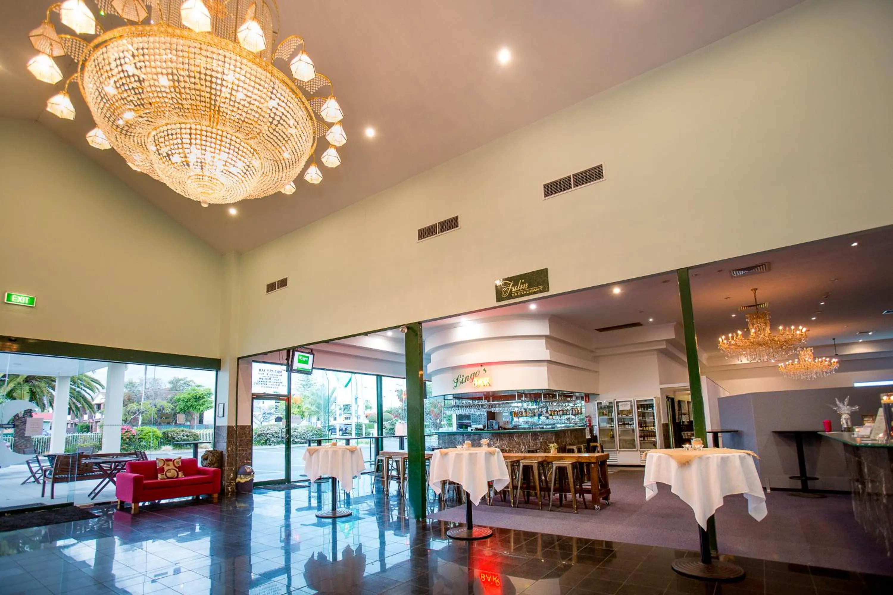 Lobby or reception in Comfort Hotel Pacific Cleveland