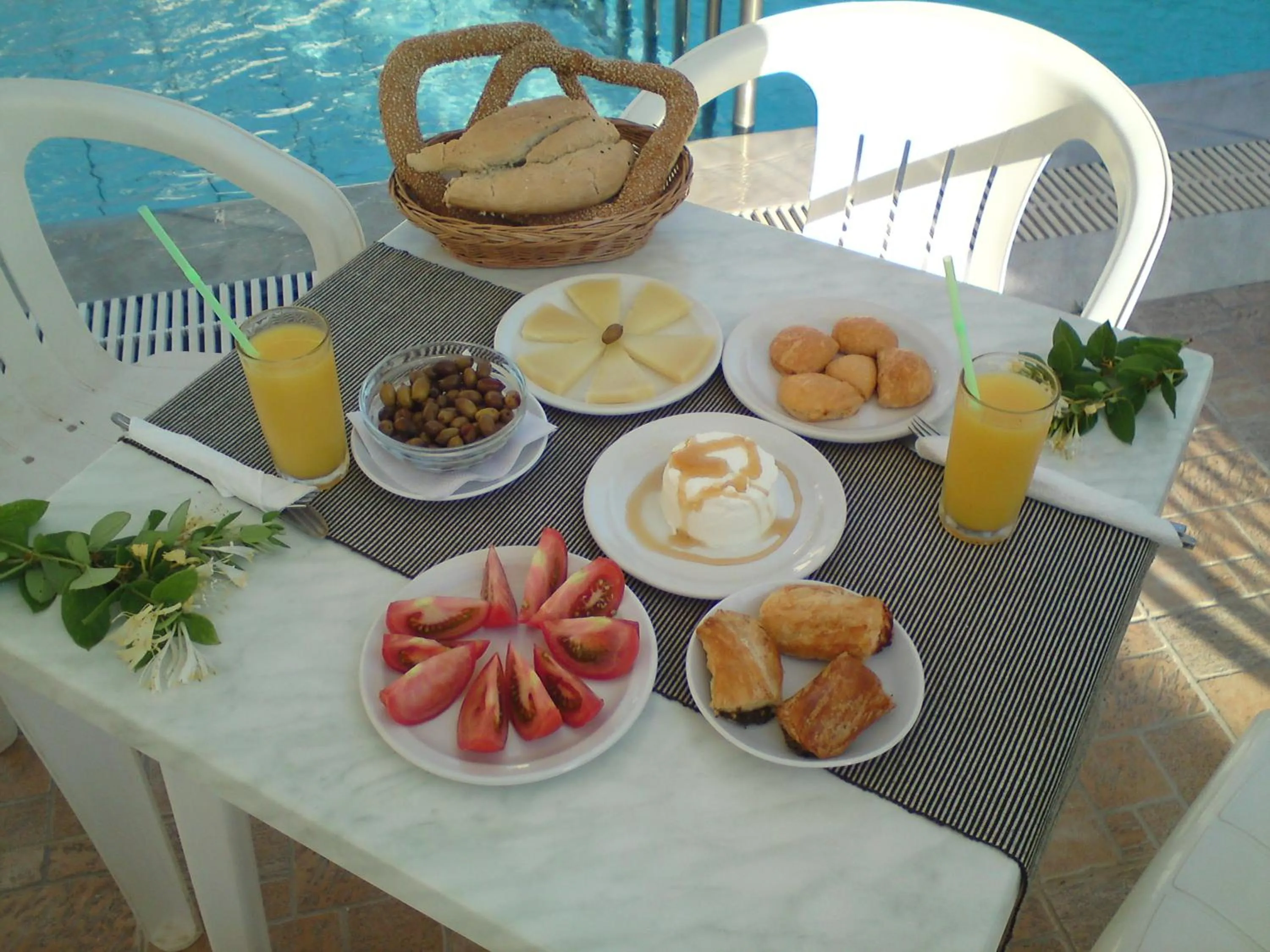 Breakfast in Sunshine Studios & Apartments