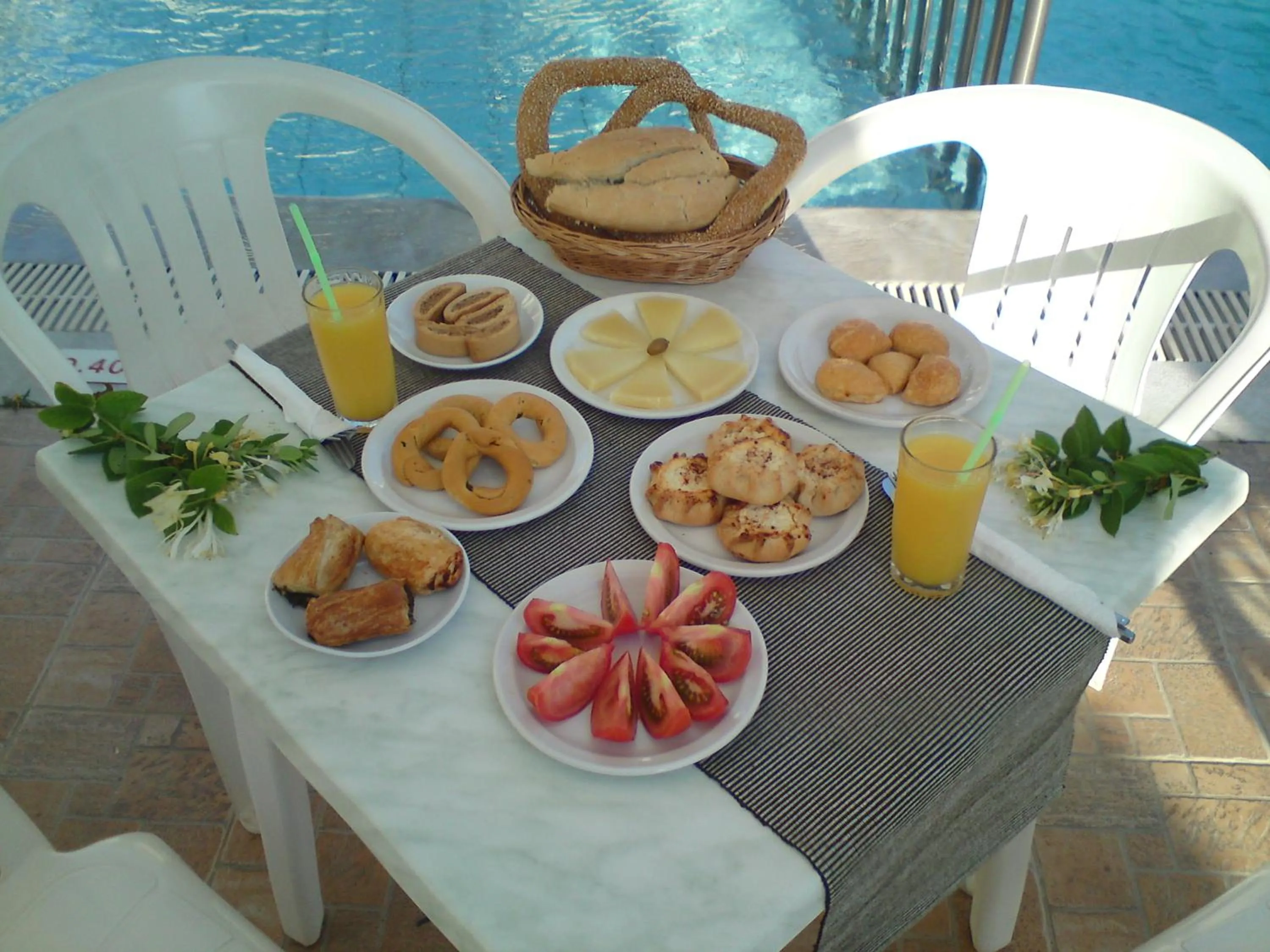 Breakfast in Sunshine Studios & Apartments