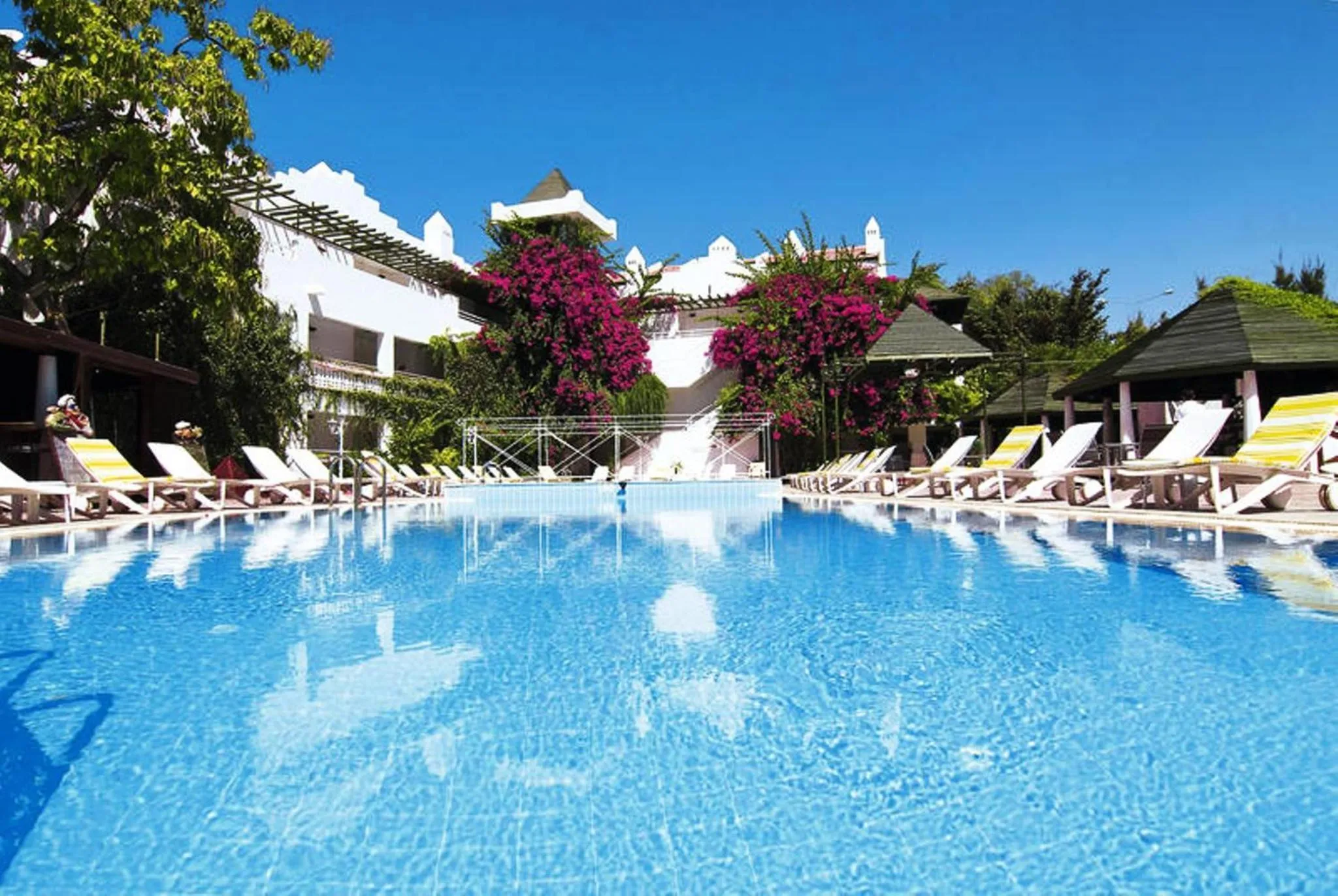 Swimming pool in Hotel Golden Gate