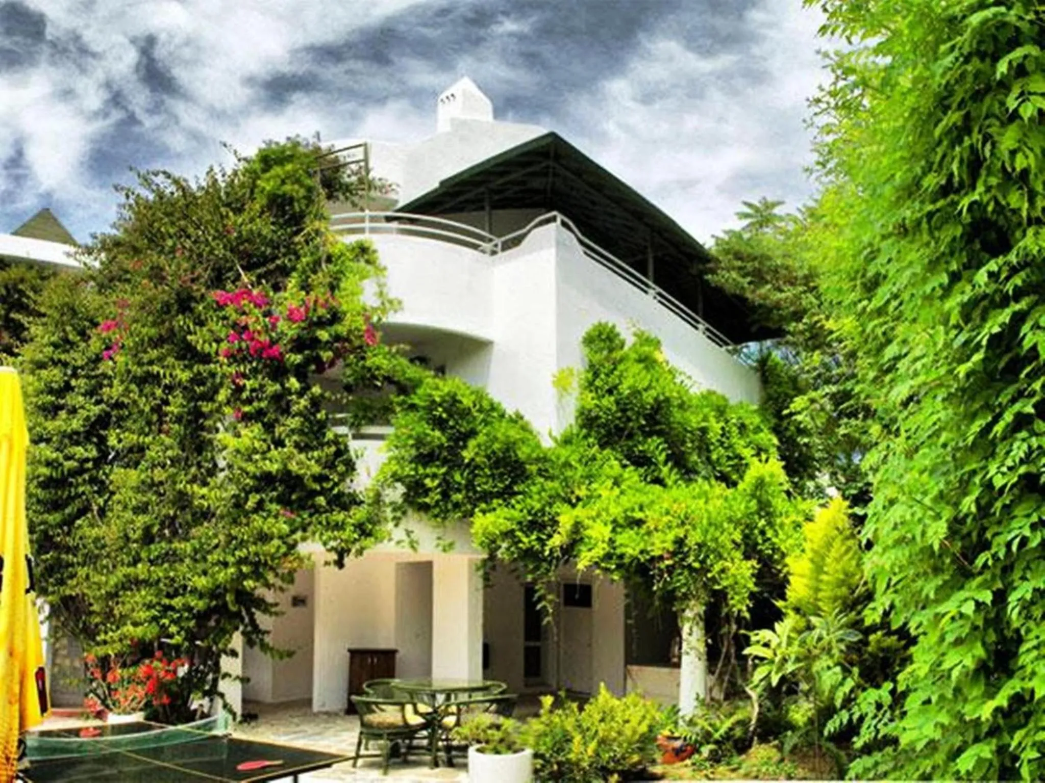 Property building in Hotel Golden Gate