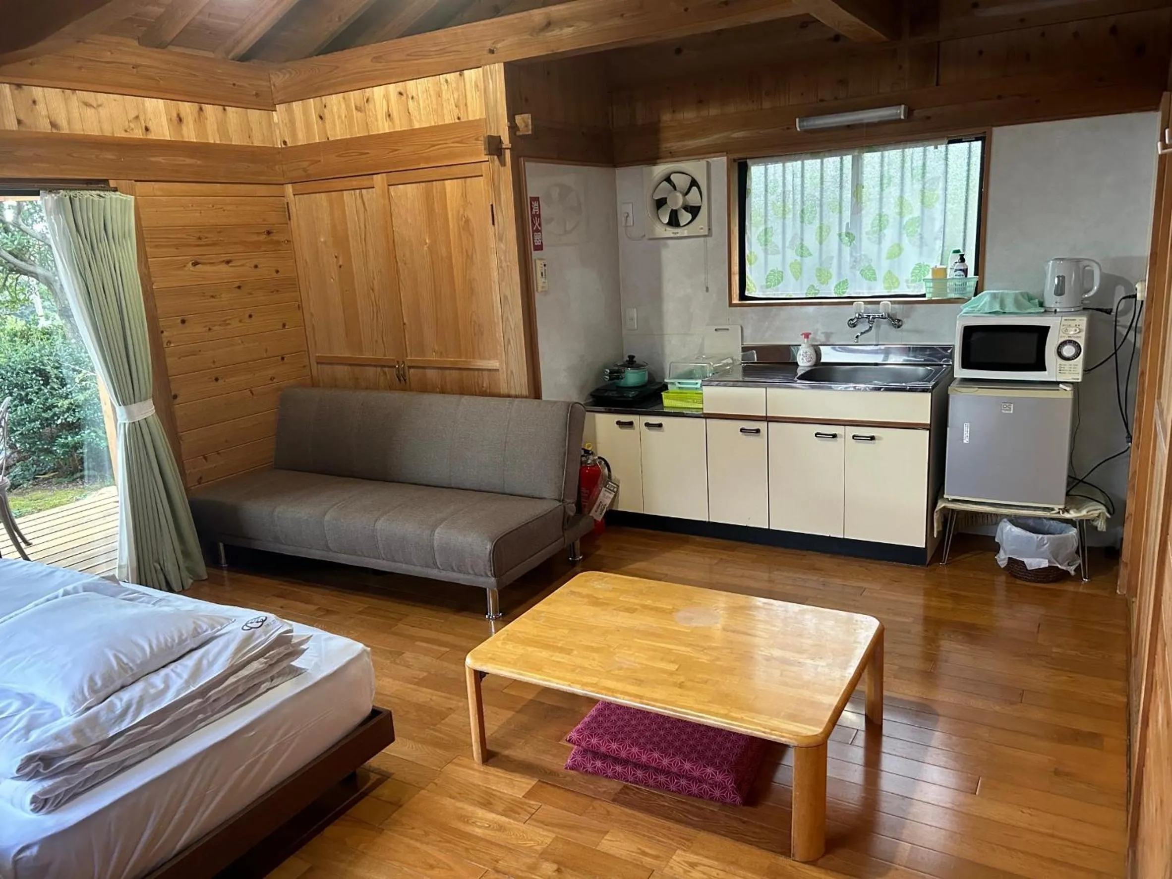 Photo of the whole room in Minnsyuku Yakushimaya