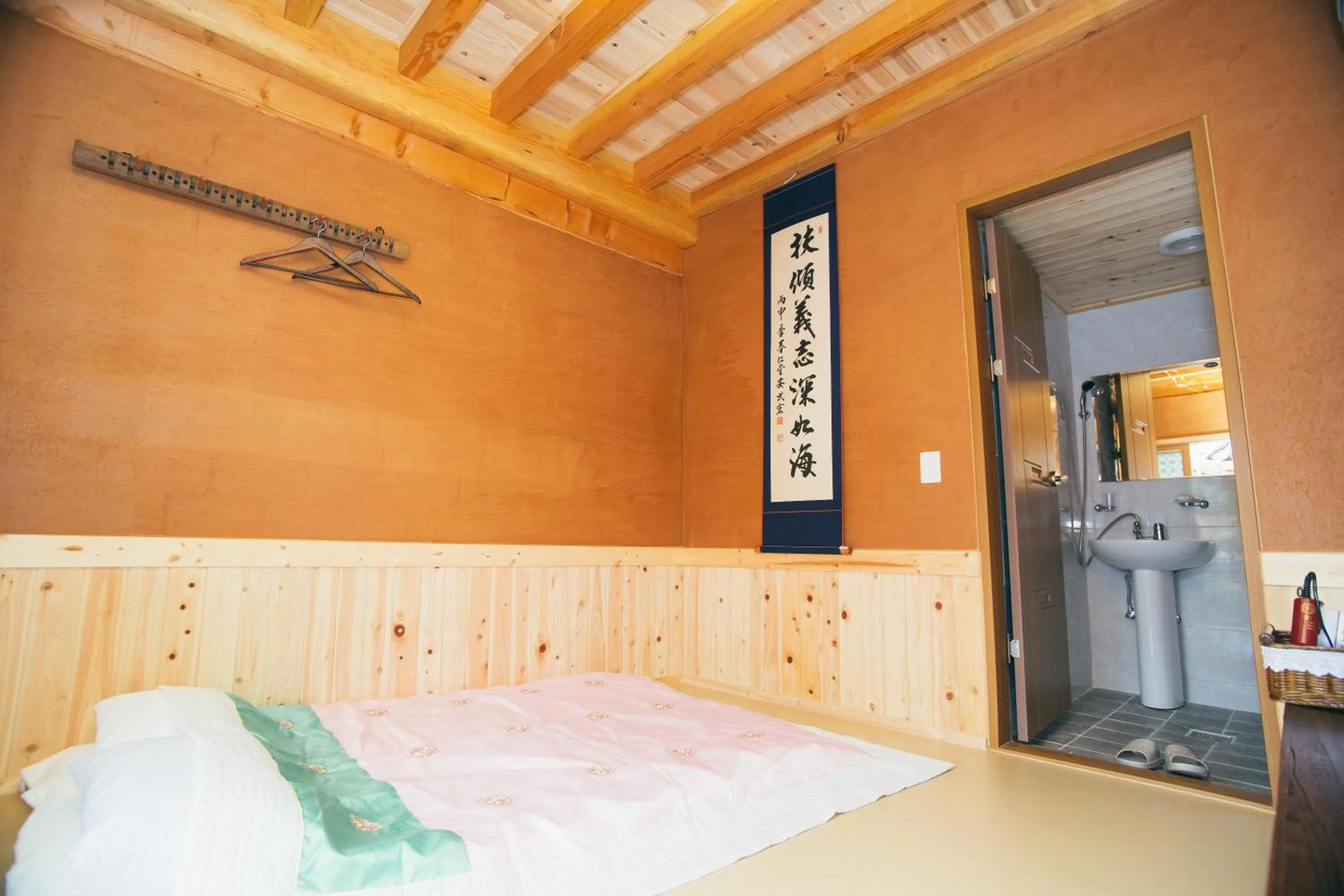Toilet, Bed in Laon Hanok Gguljam