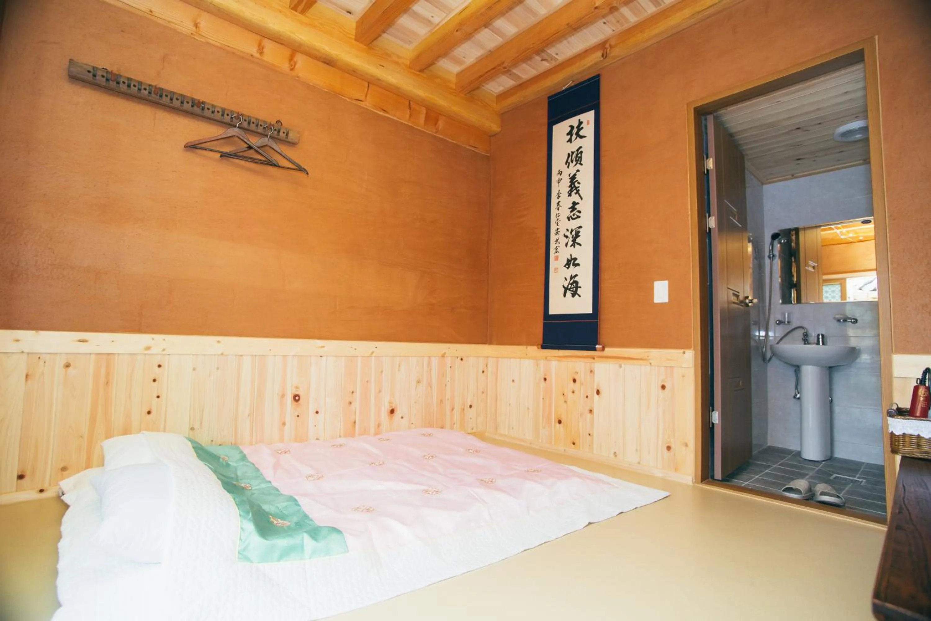 Toilet, Bed in Laon Hanok Gguljam