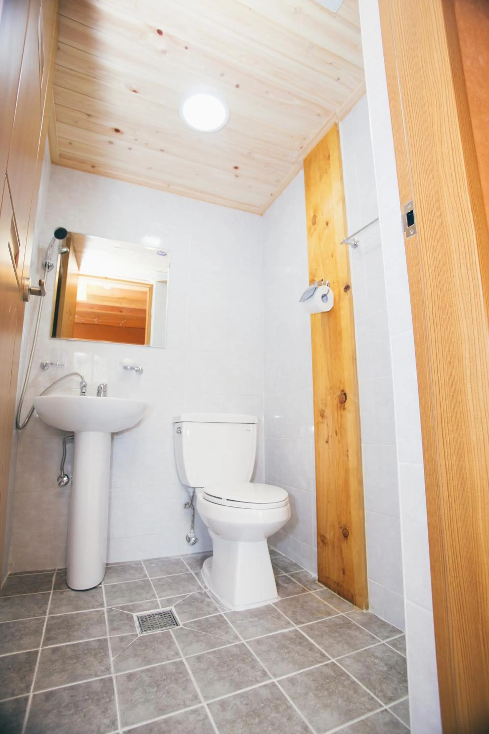 Toilet in Laon Hanok Gguljam