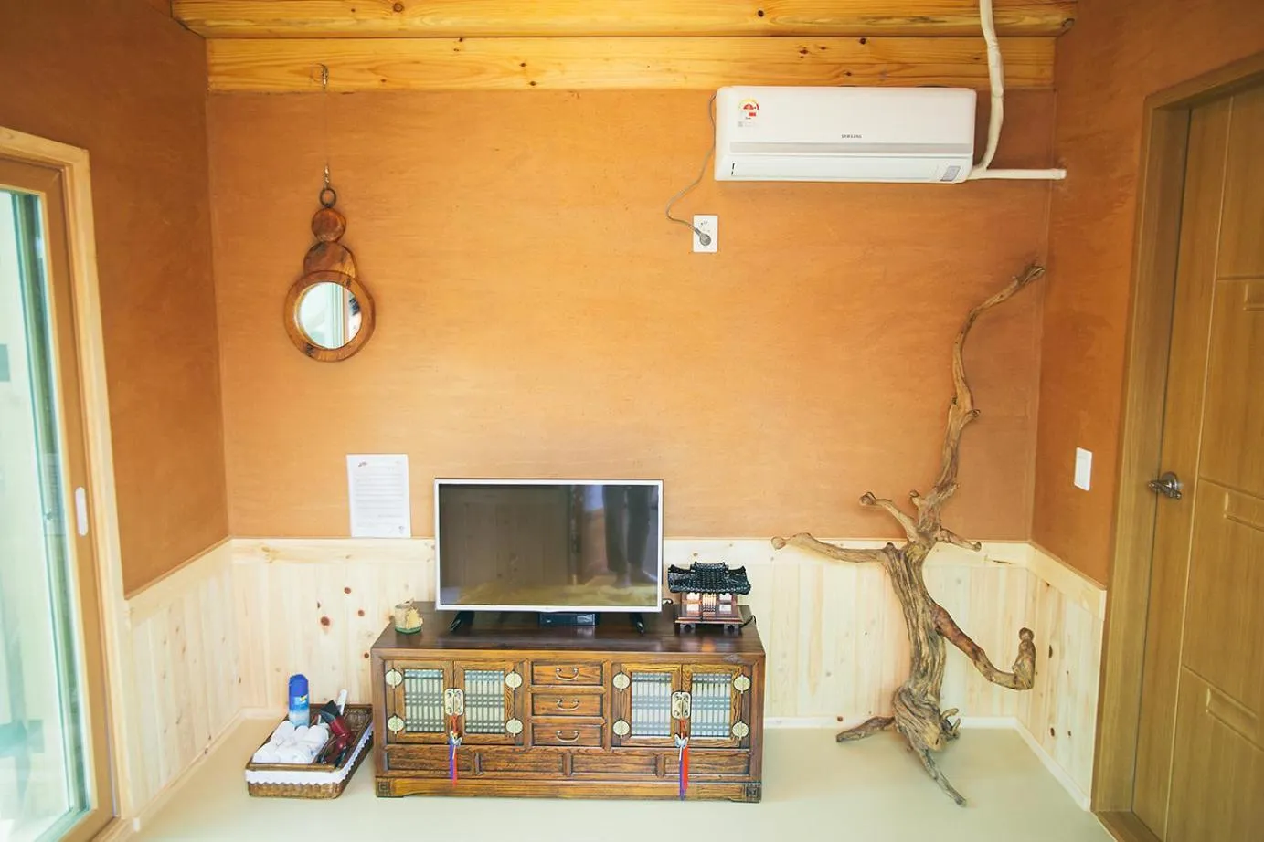 TV and multimedia in Laon Hanok Gguljam