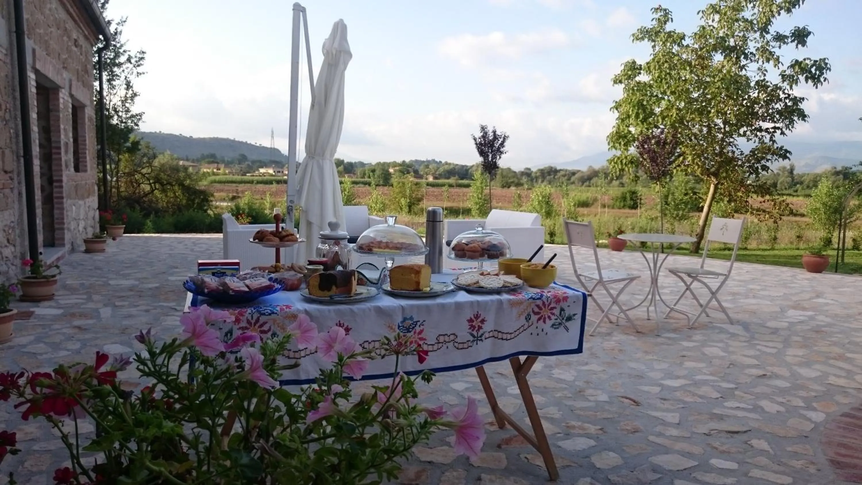 Buffet breakfast in AGRITURISMO iL PIOPPETO