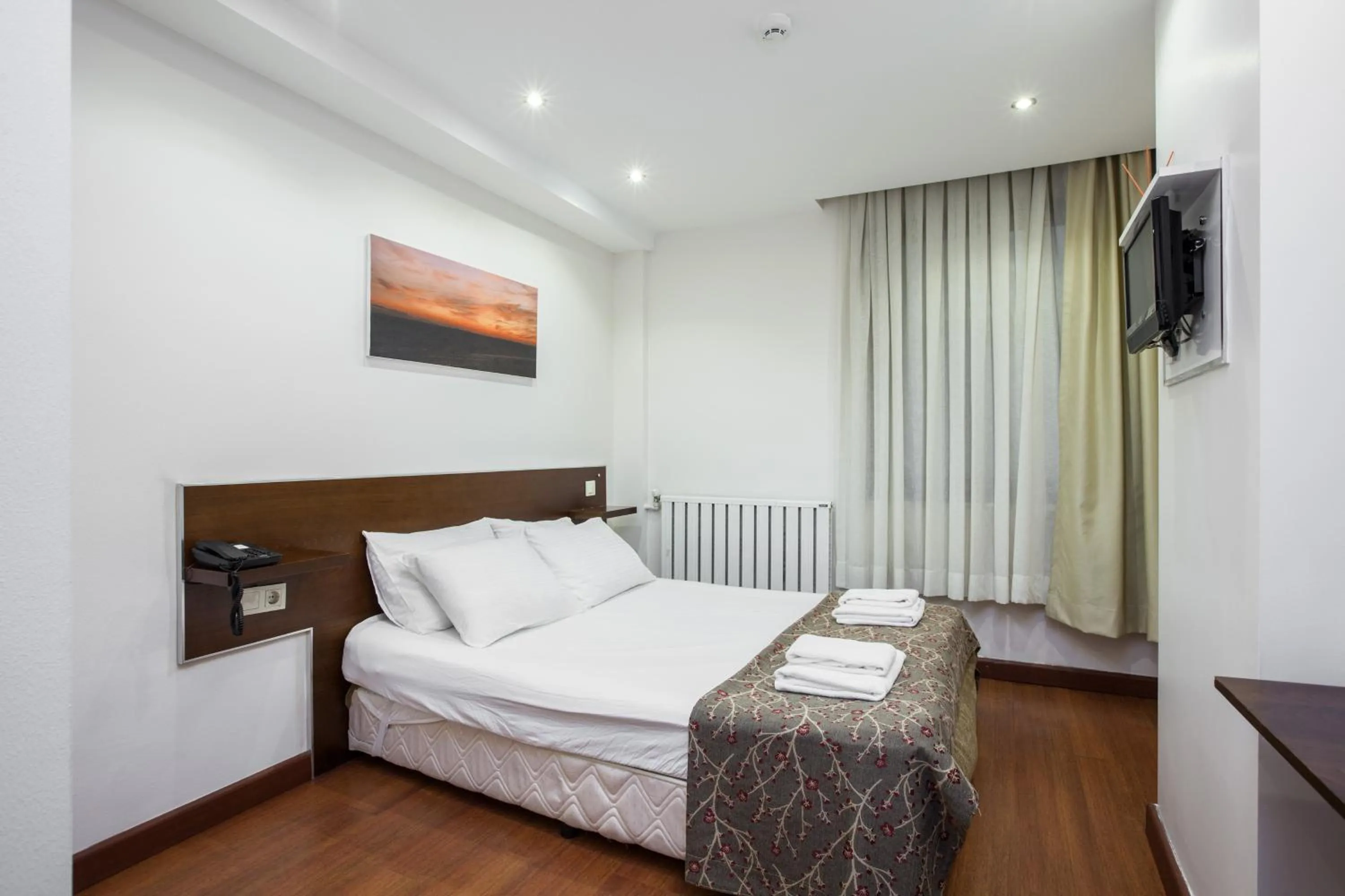 Photo of the whole room, Bed in Buyukada Comfort OTEL