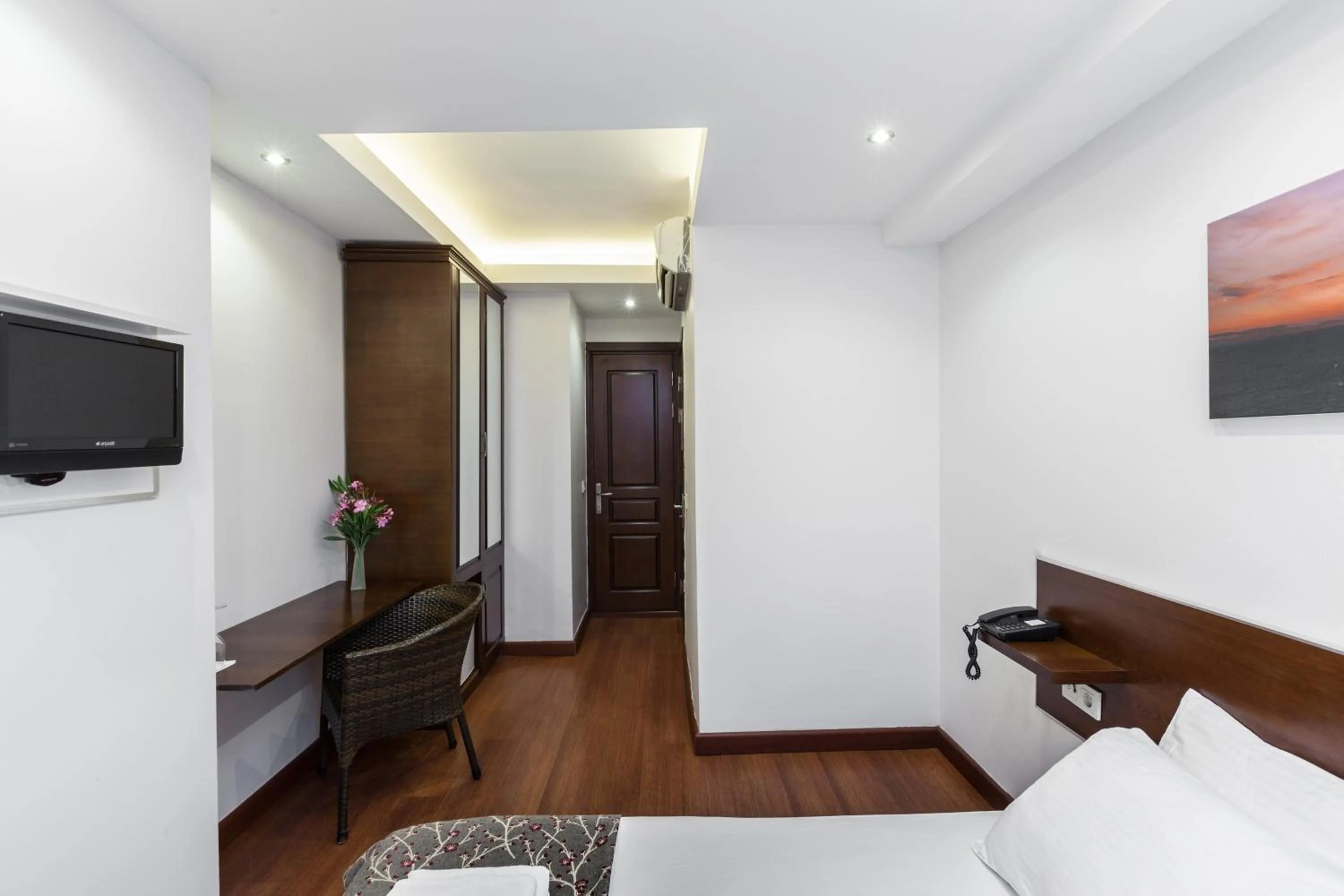 Photo of the whole room, Bed in Buyukada Comfort OTEL