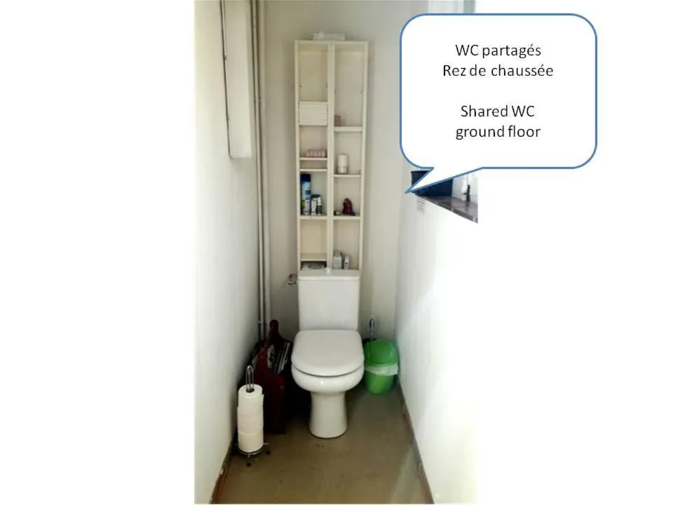 Toilet in Chez Dan et Véro - Chambre d'hôte