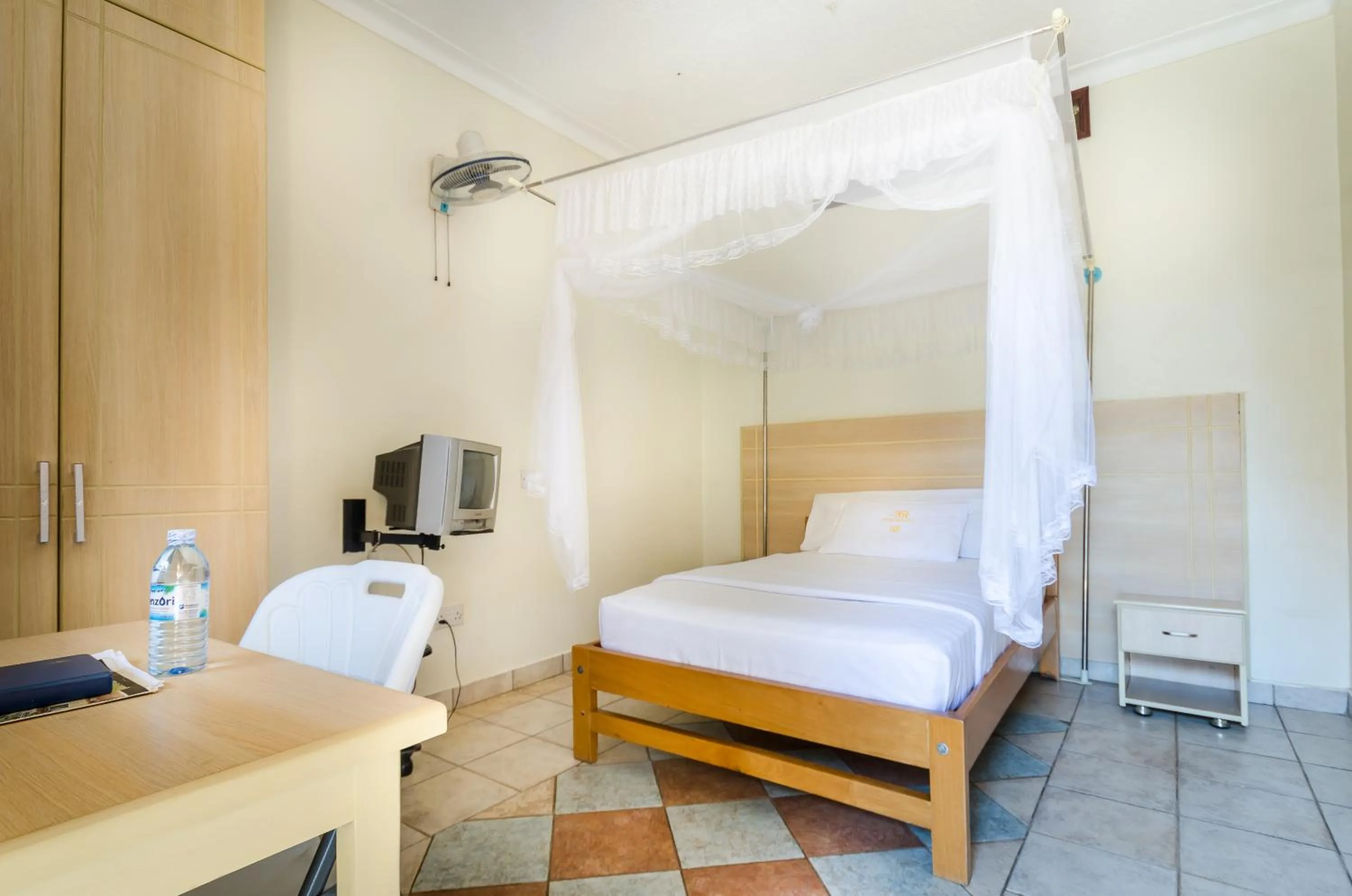 TV and multimedia in Victoria Travel Hotel