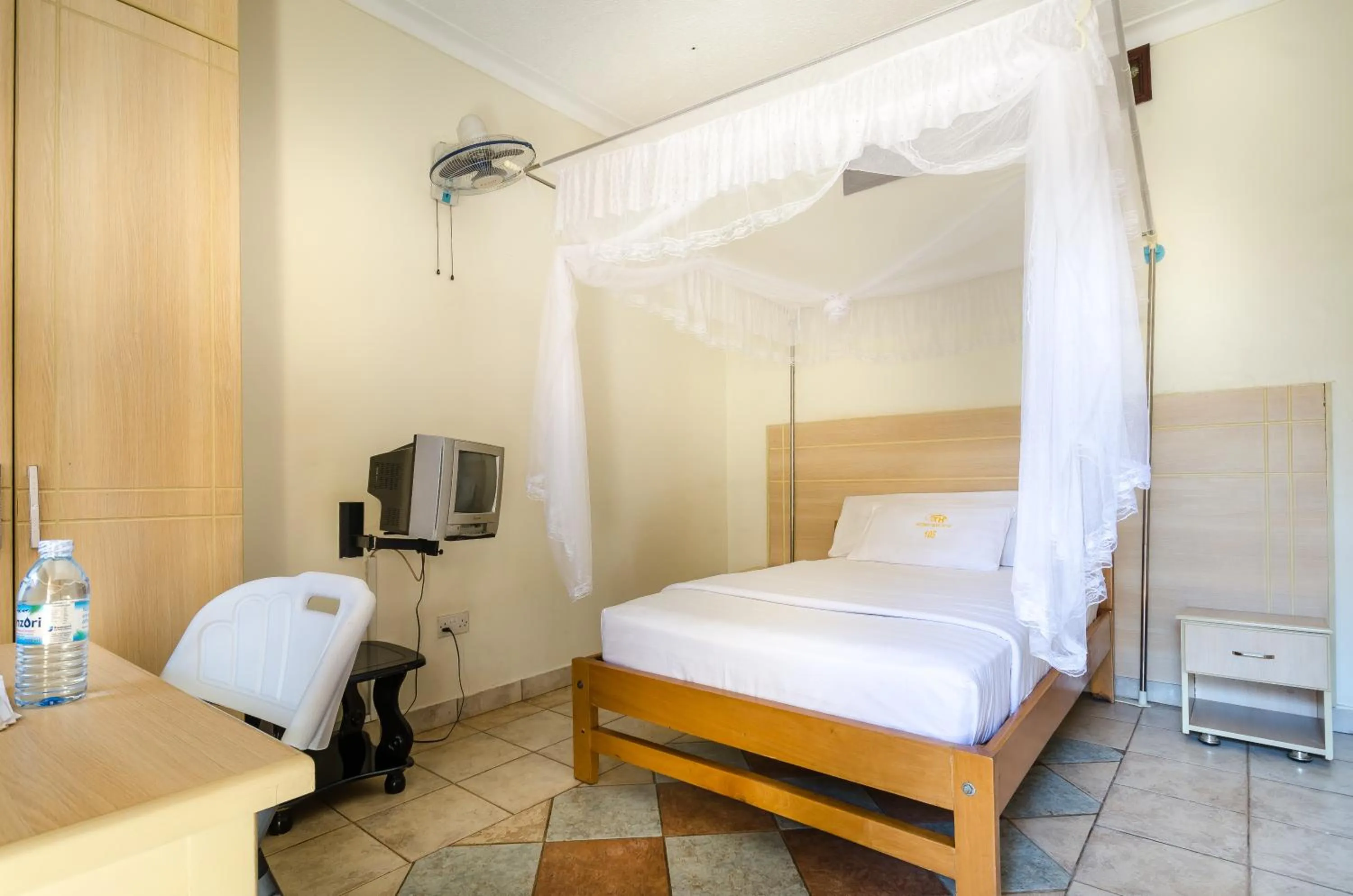 TV and multimedia in Victoria Travel Hotel