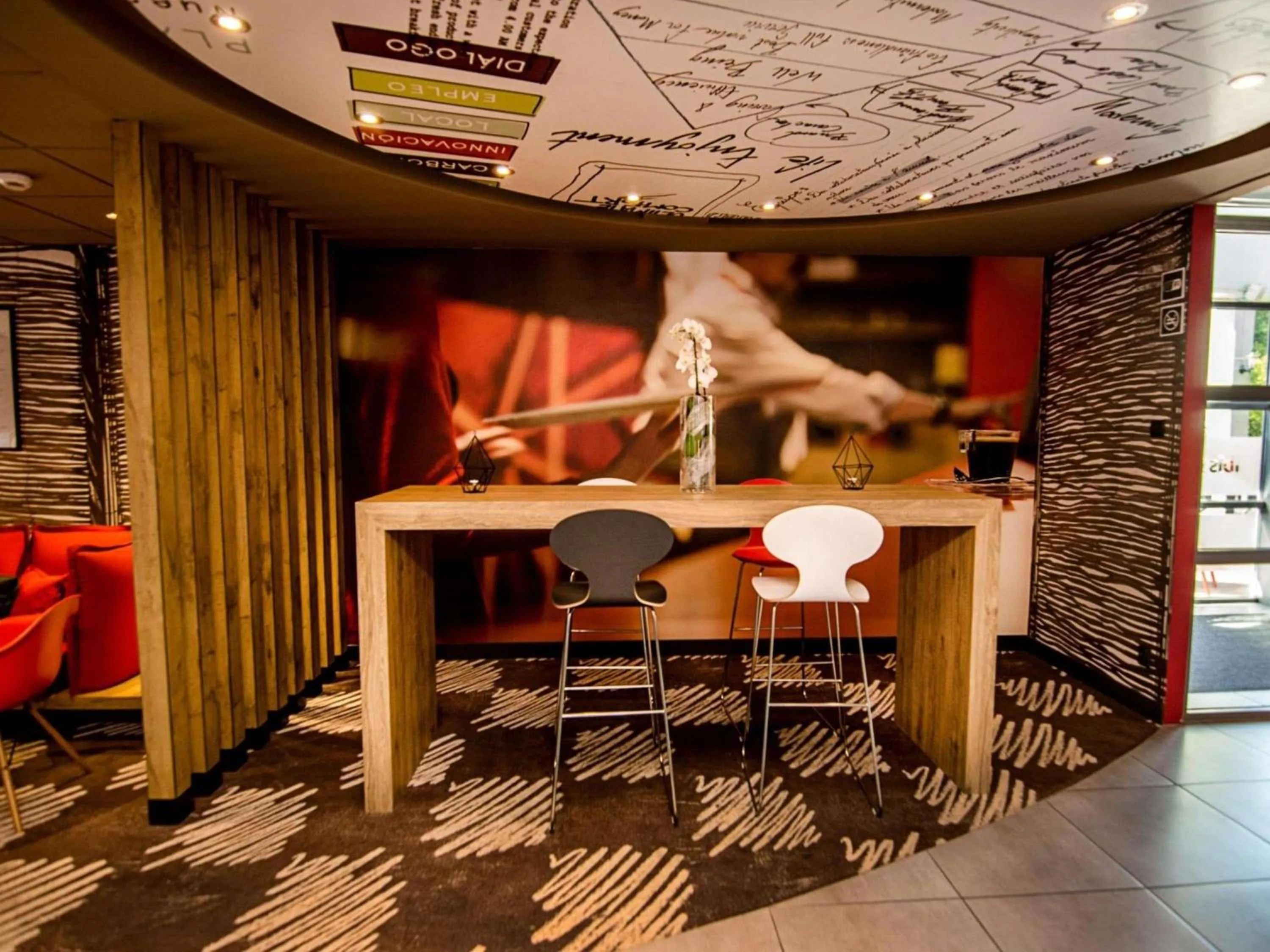 Lounge or bar in Ibis Poznan Stare Miasto