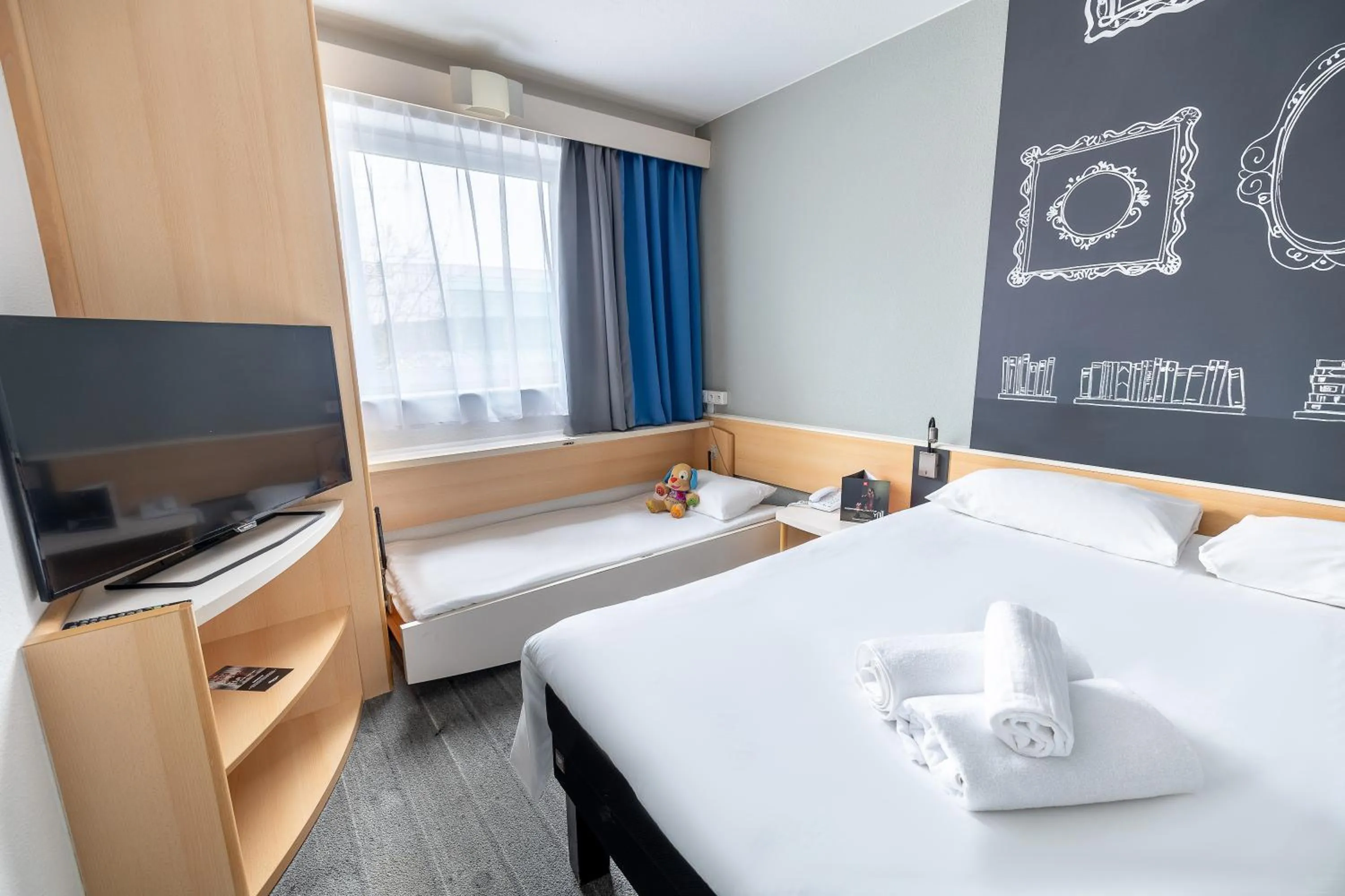 Photo of the whole room, Bed in Ibis Poznan Stare Miasto