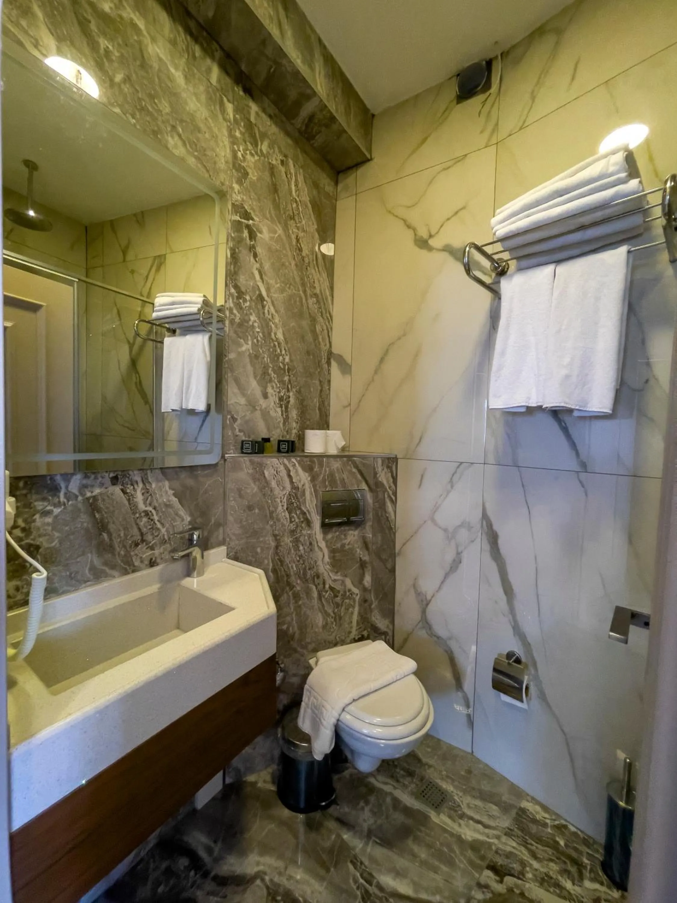 Bathroom in Martinenz Hotel