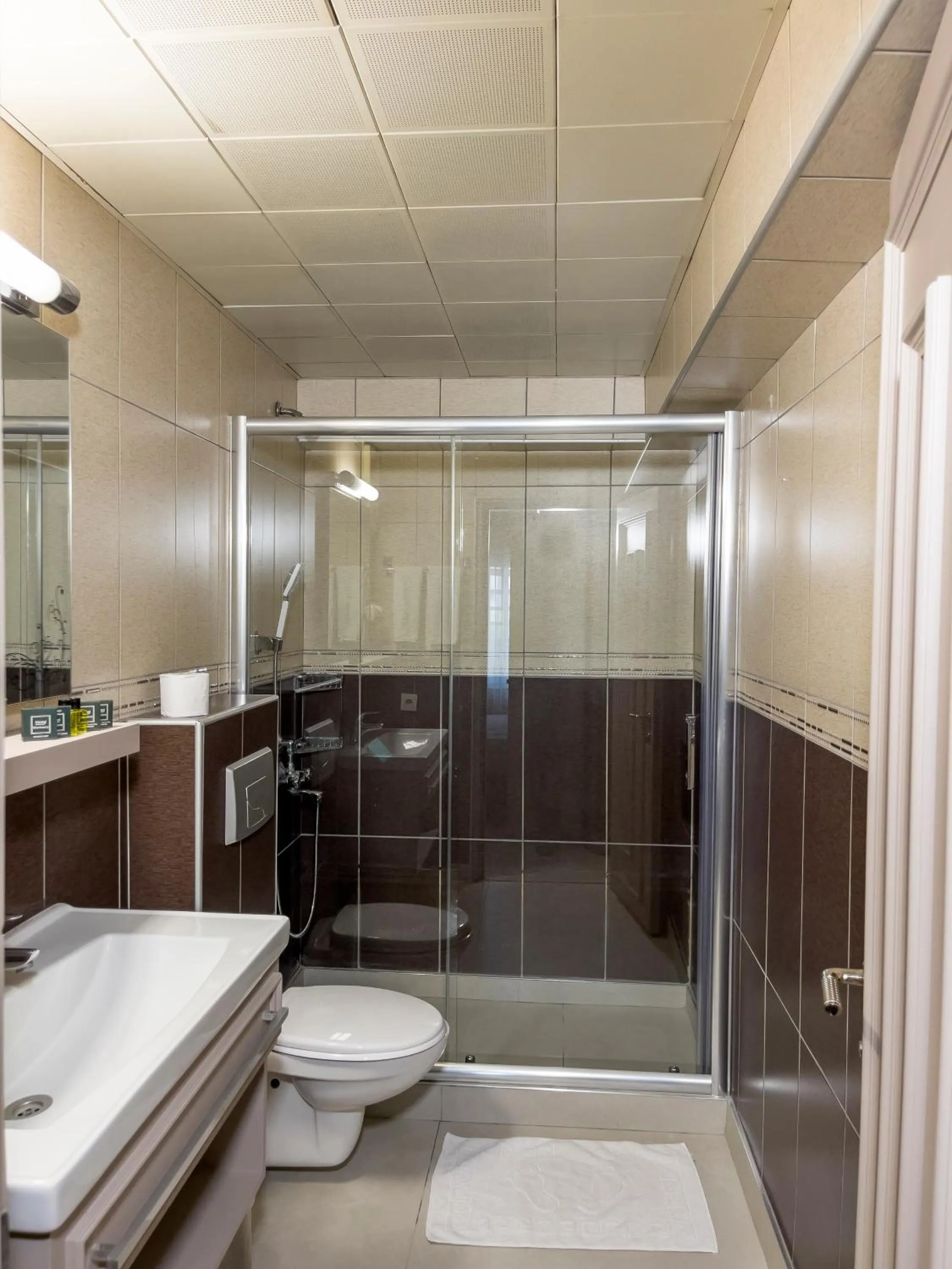 Shower in Martinenz Hotel