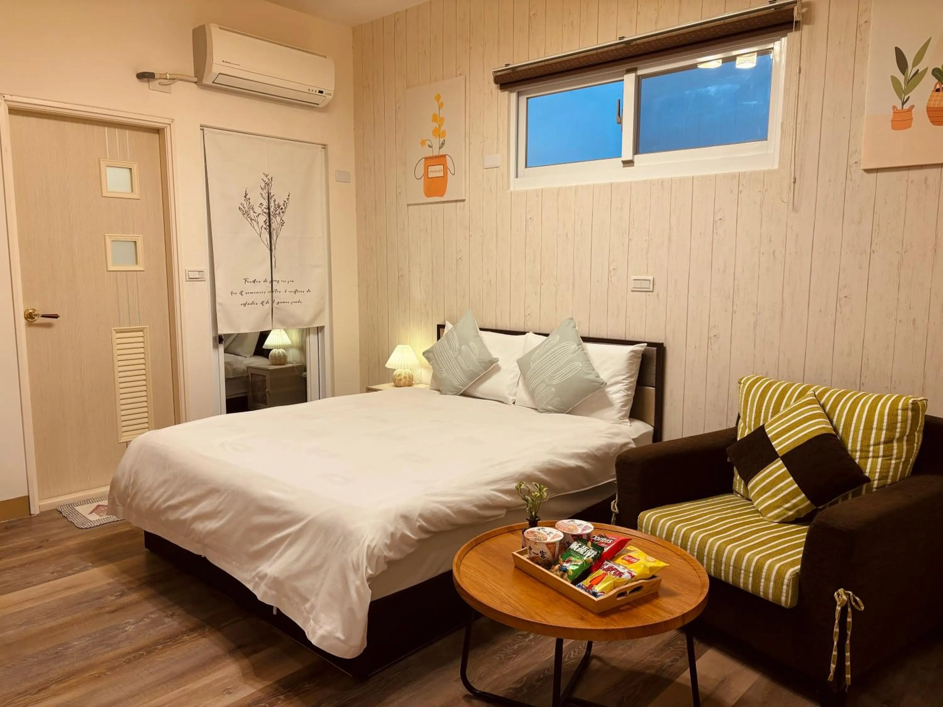 Photo of the whole room, Bed in The Green Mile Field B&B