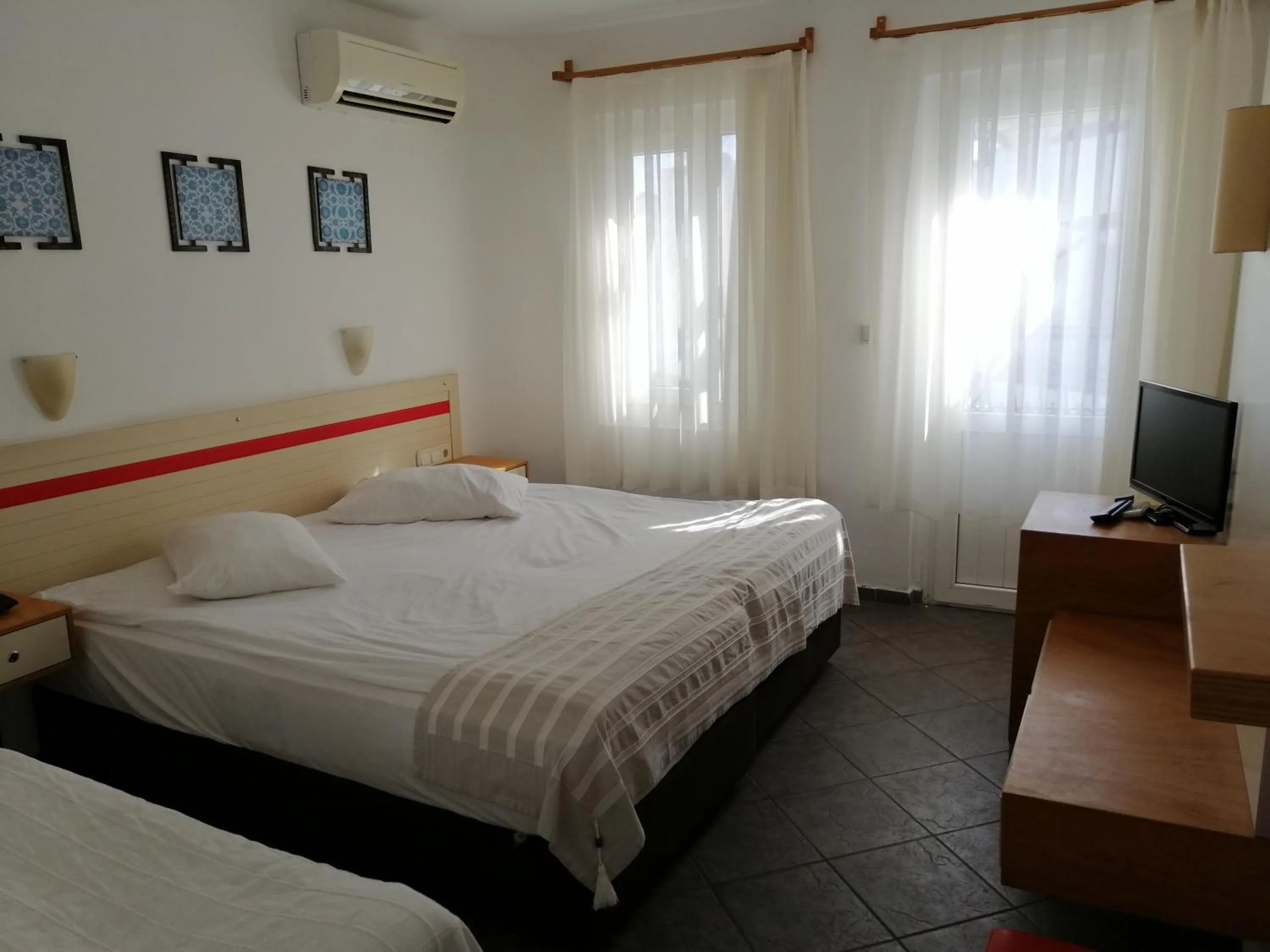 Photo of the whole room in Serhan Hotel