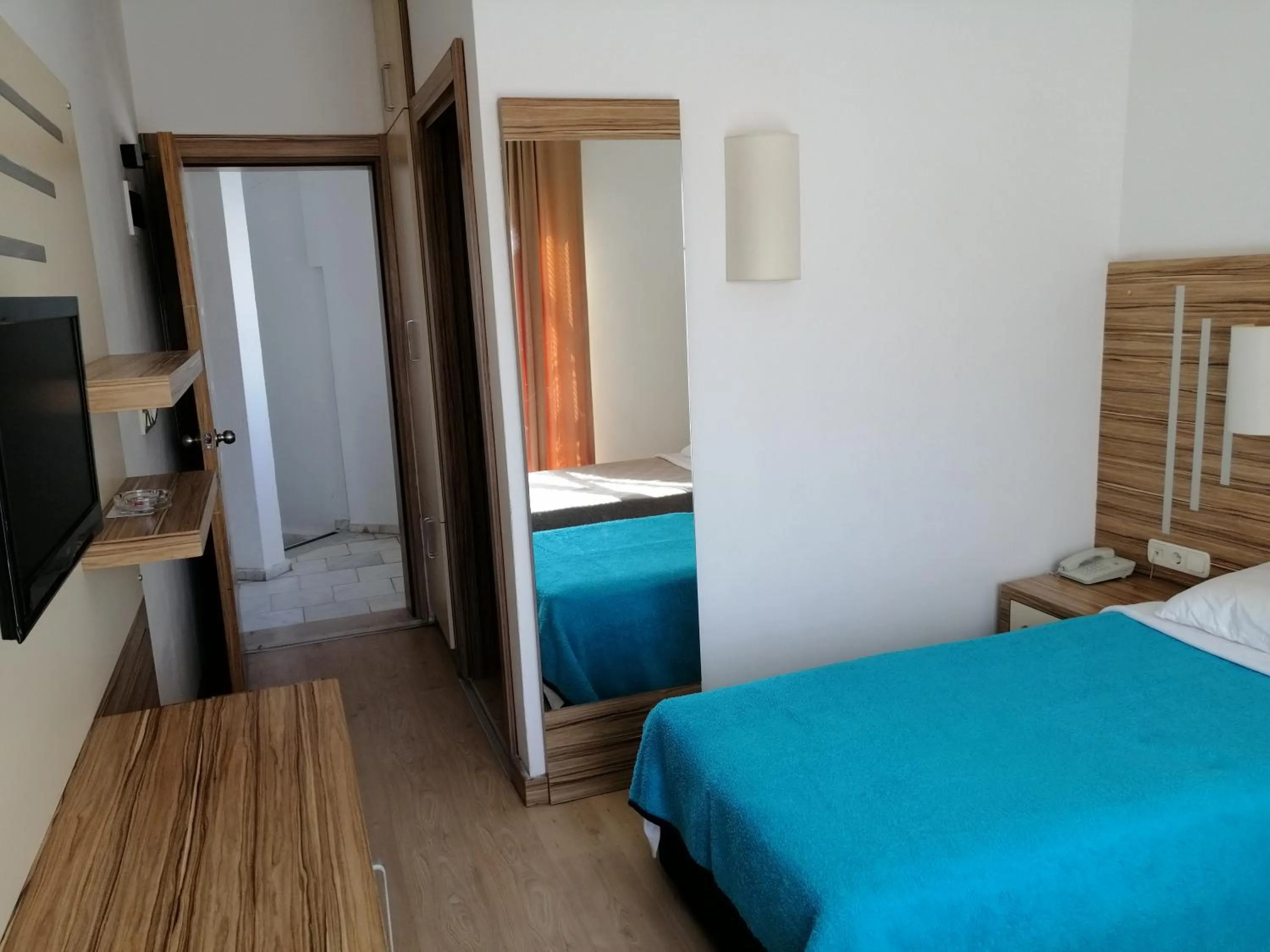 Communal lounge/ TV room in Serhan Hotel