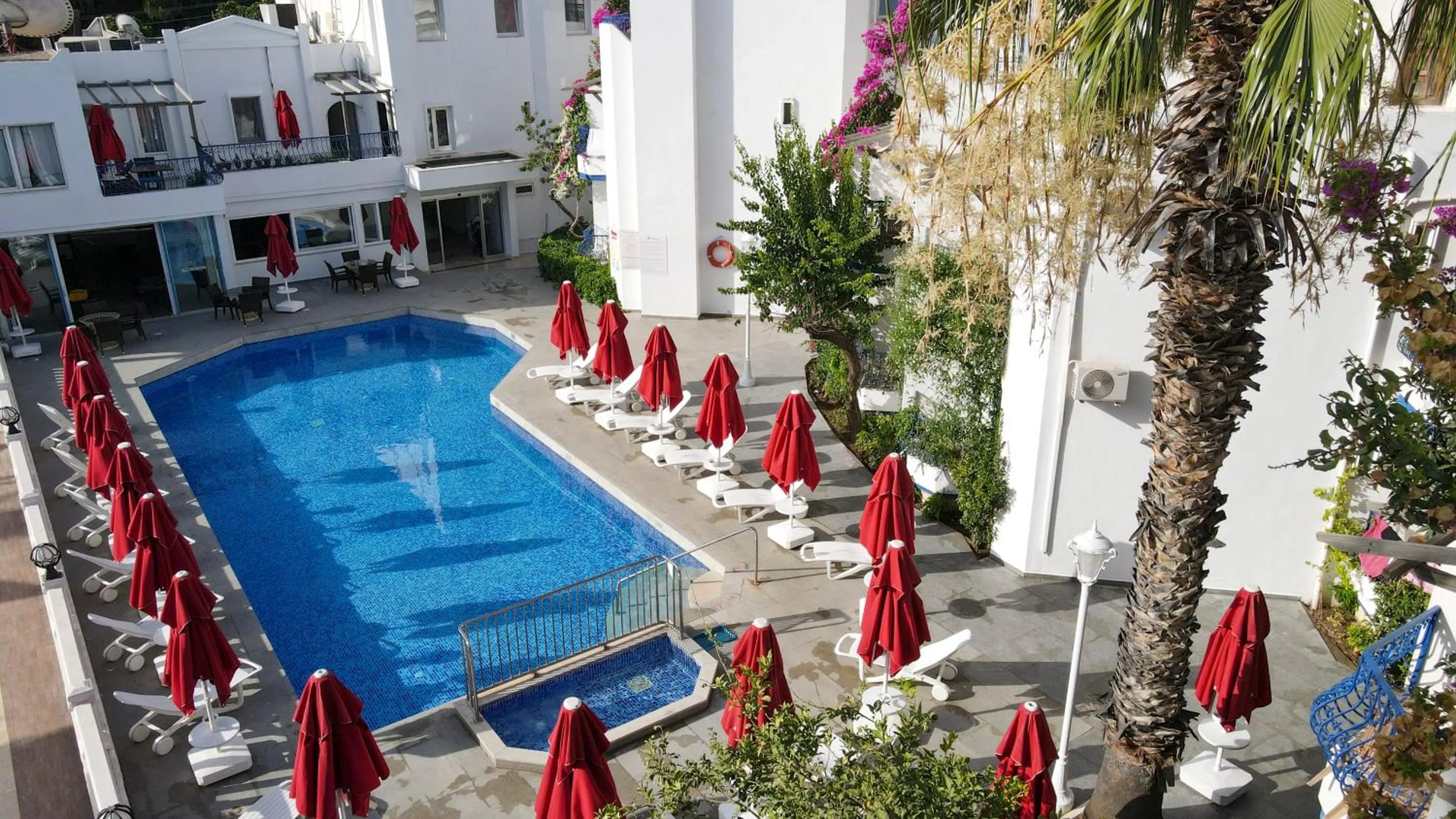 Swimming pool in Serhan Hotel