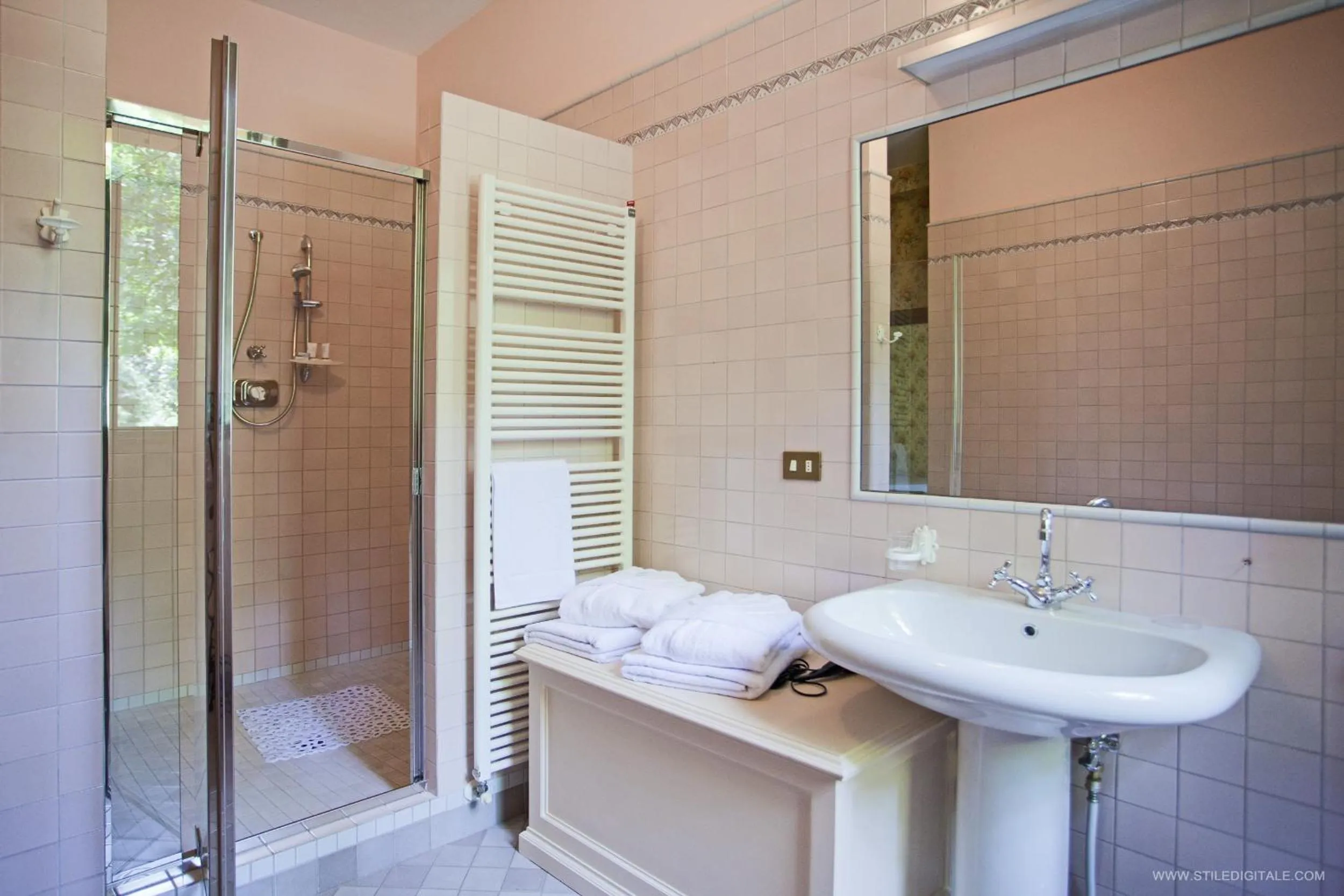 Bathroom in Pragatto Hills by Casino di Pragatto