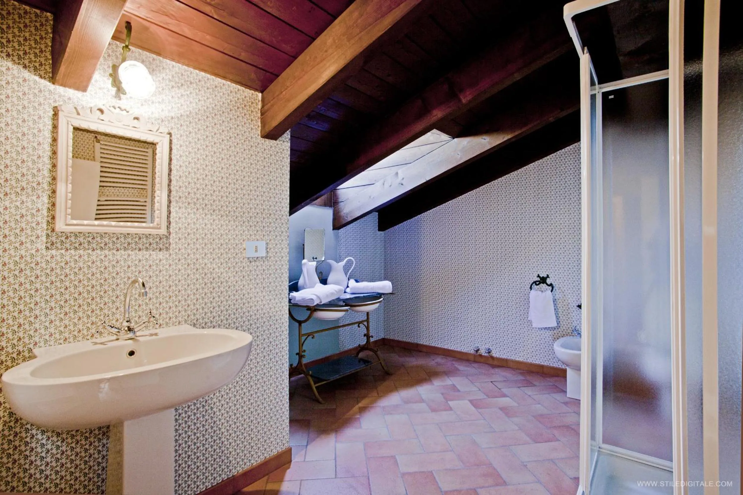 Bathroom in Pragatto Hills by Casino di Pragatto