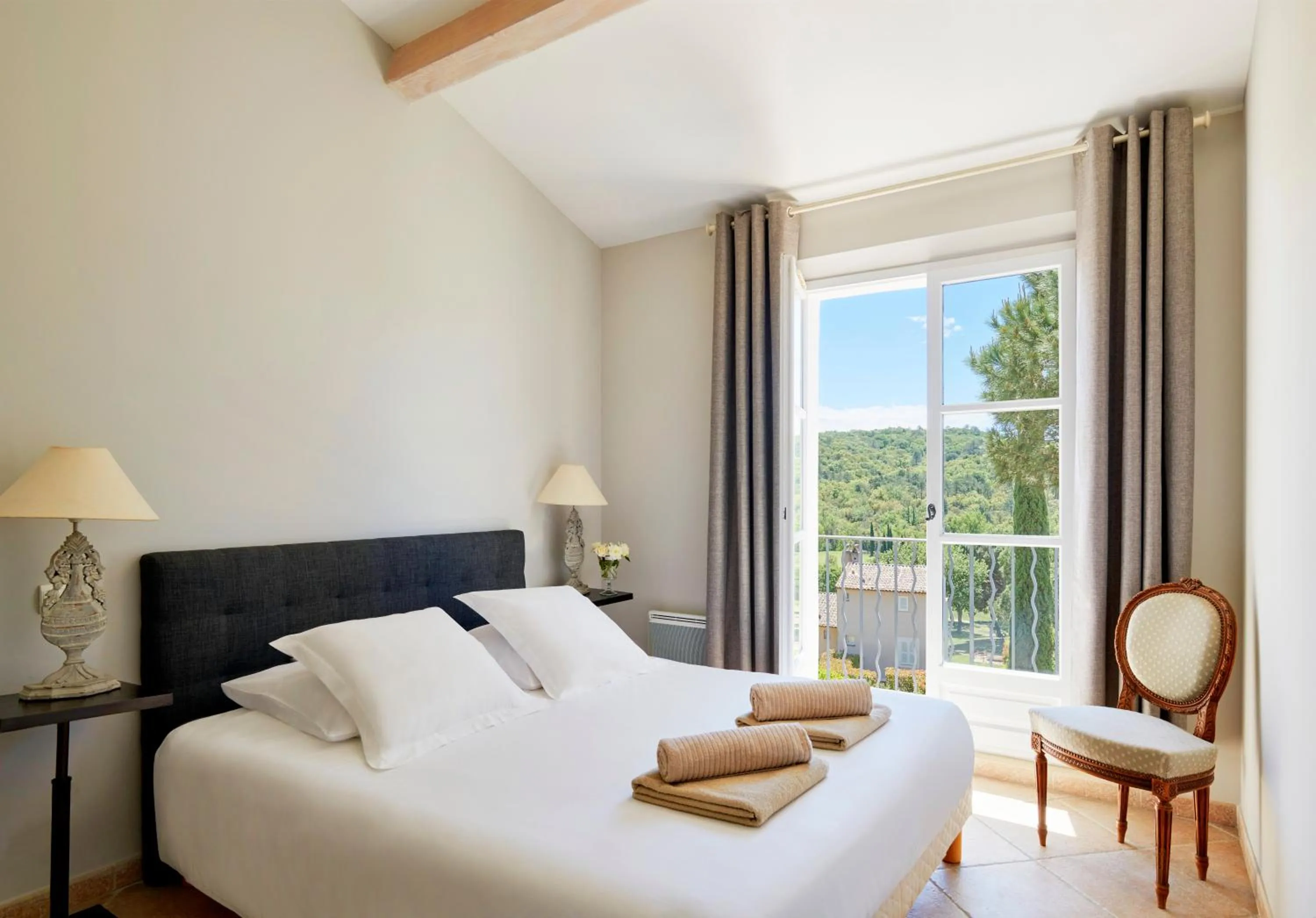 Bedroom, Bed in Saint-Tropez Golf Residences