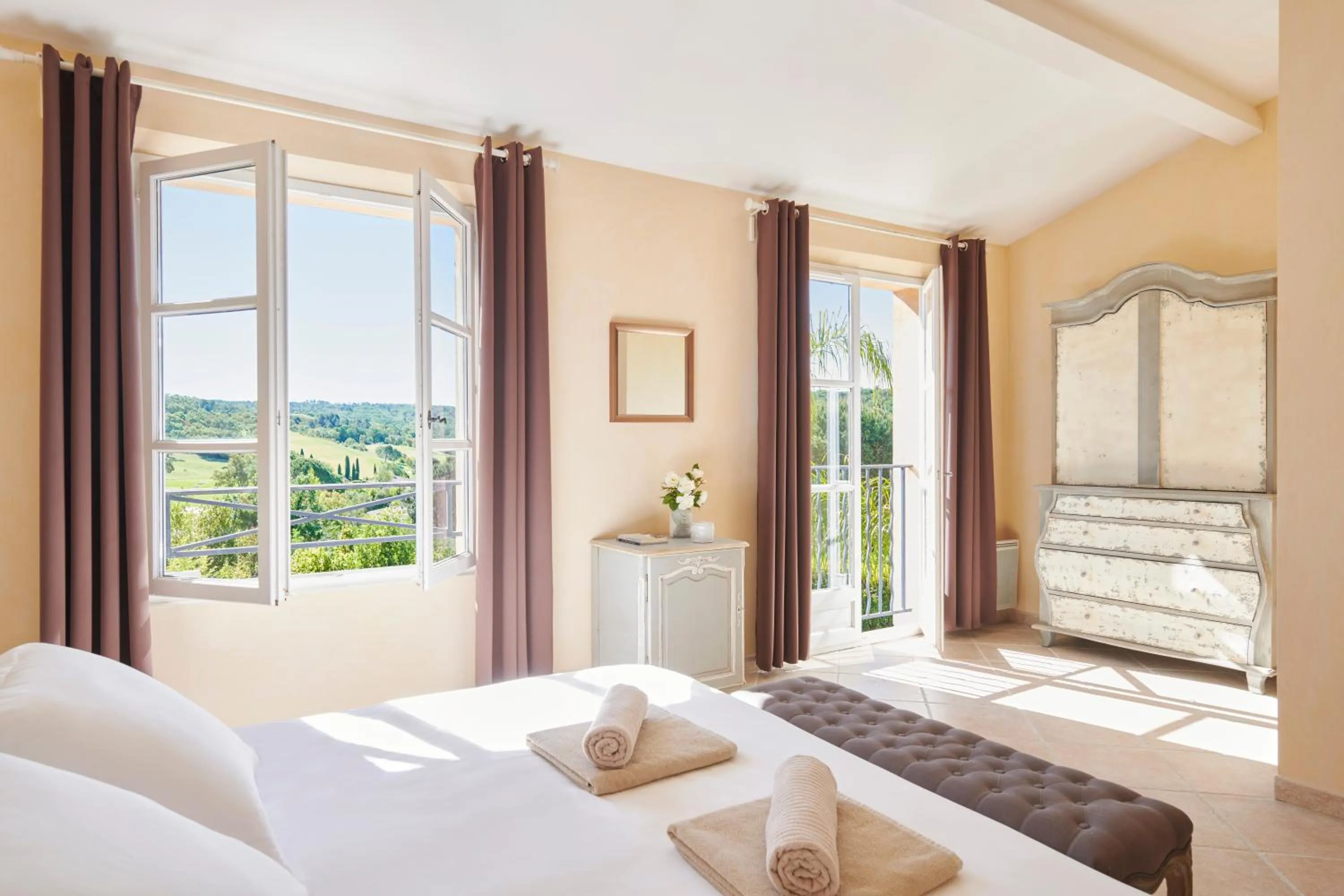Bedroom, Bed in Saint-Tropez Golf Residences