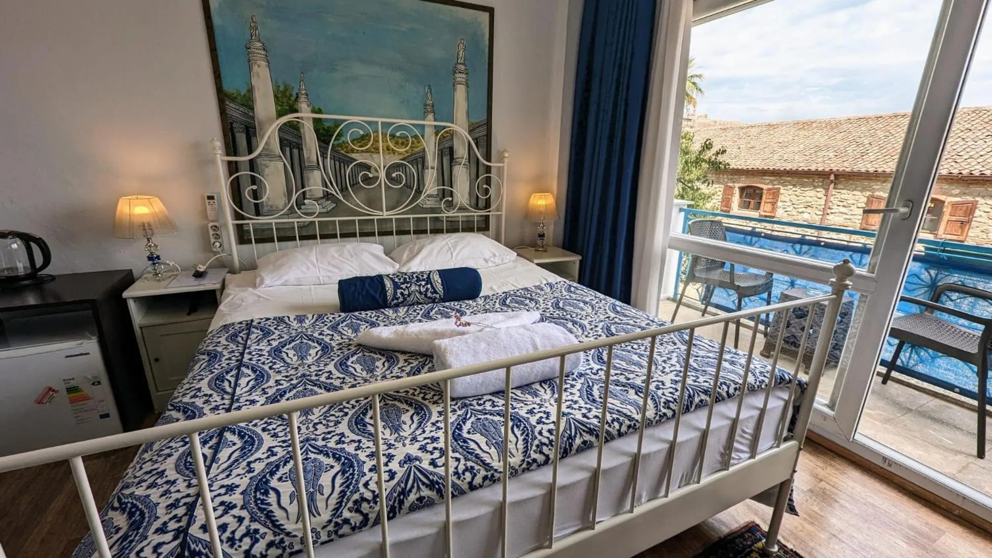 Photo of the whole room, Bed in Urkmez Hotel