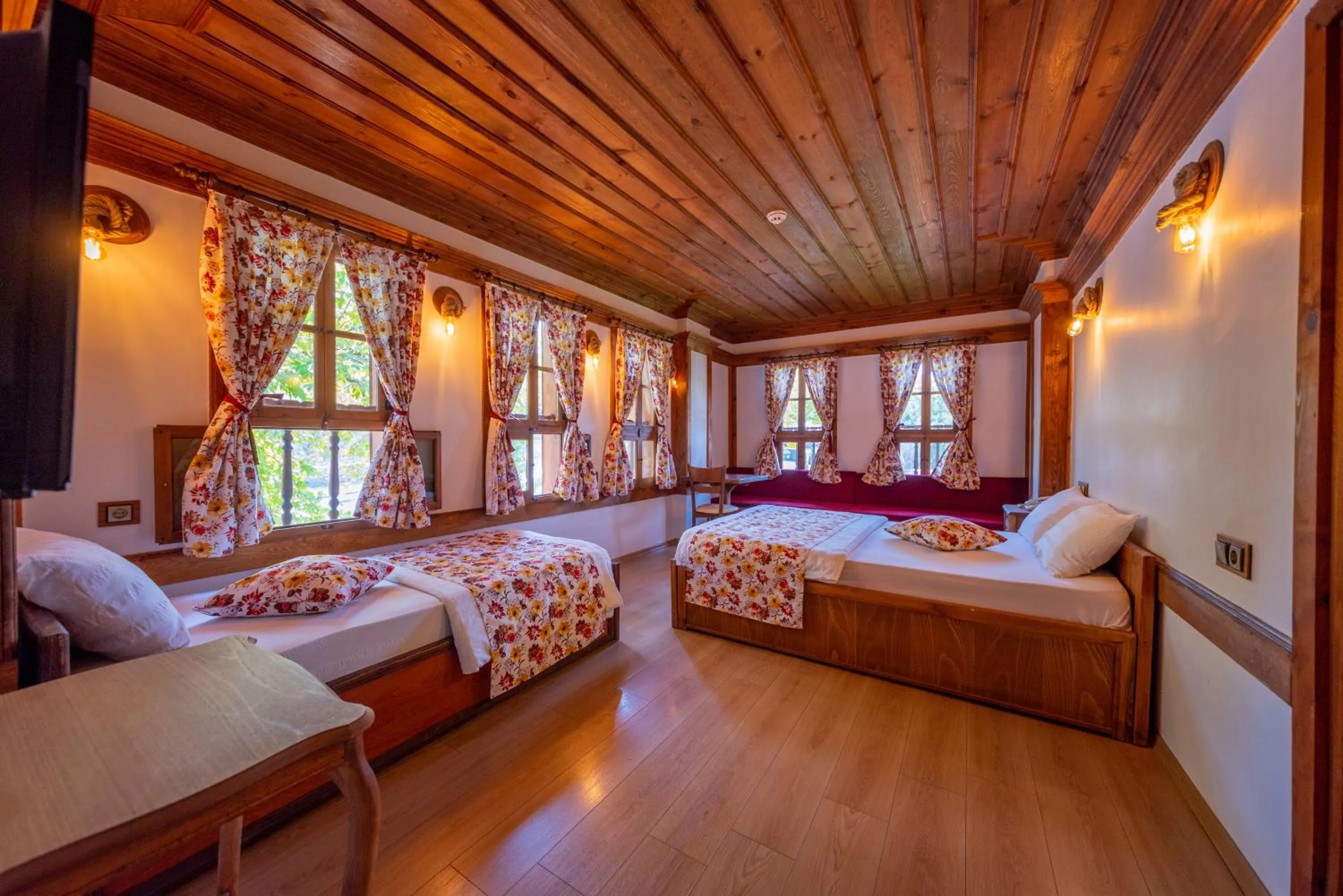 Photo of the whole room, Bed in Cesmeli Konak Garden