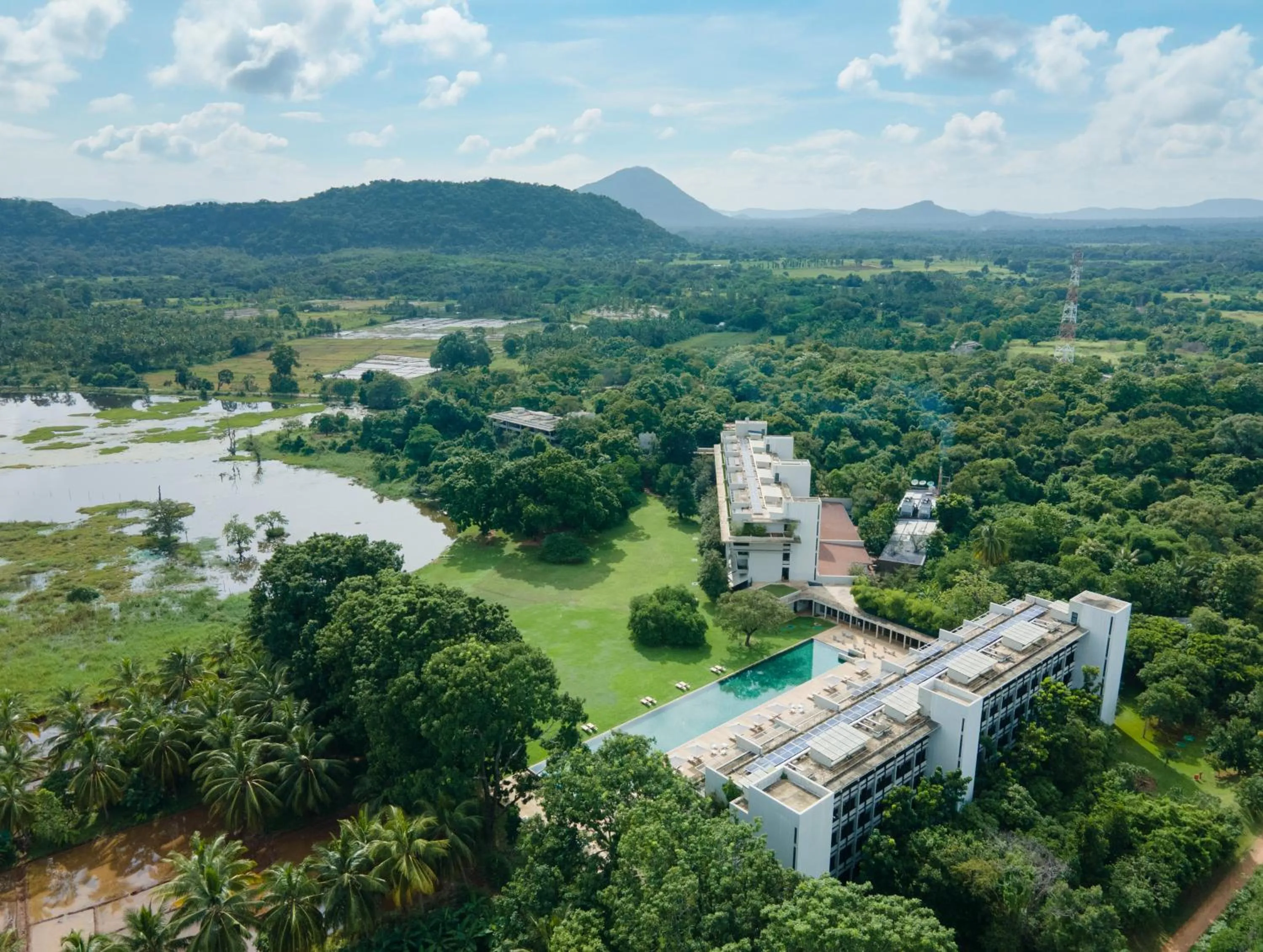 Natural landscape in Jetwing Lake
