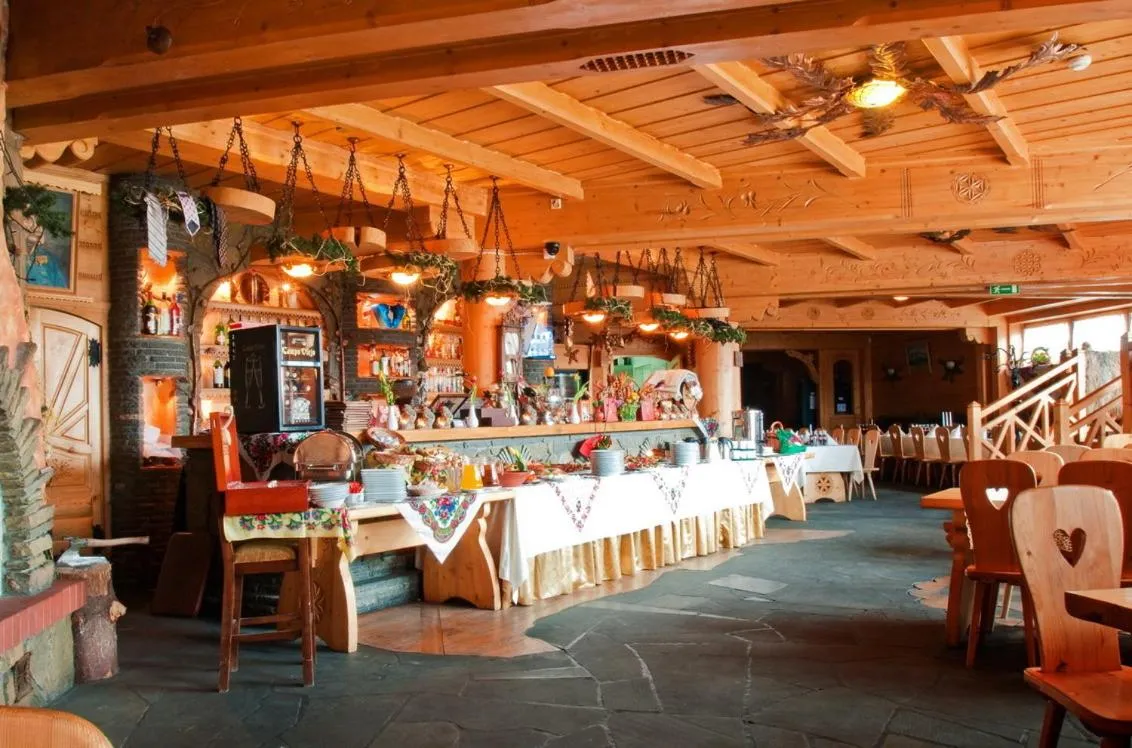 Restaurant/places to eat in Skalny Dworek