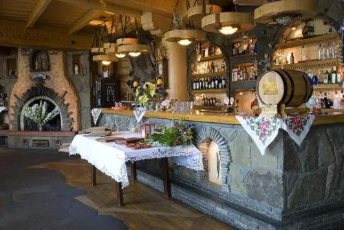Restaurant/places to eat in Skalny Dworek