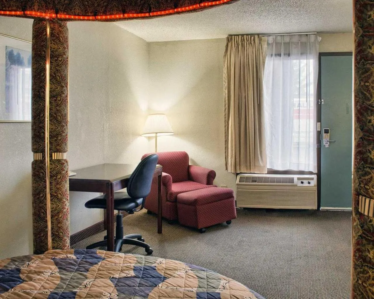 Bed in Rodeway Inn Richmond